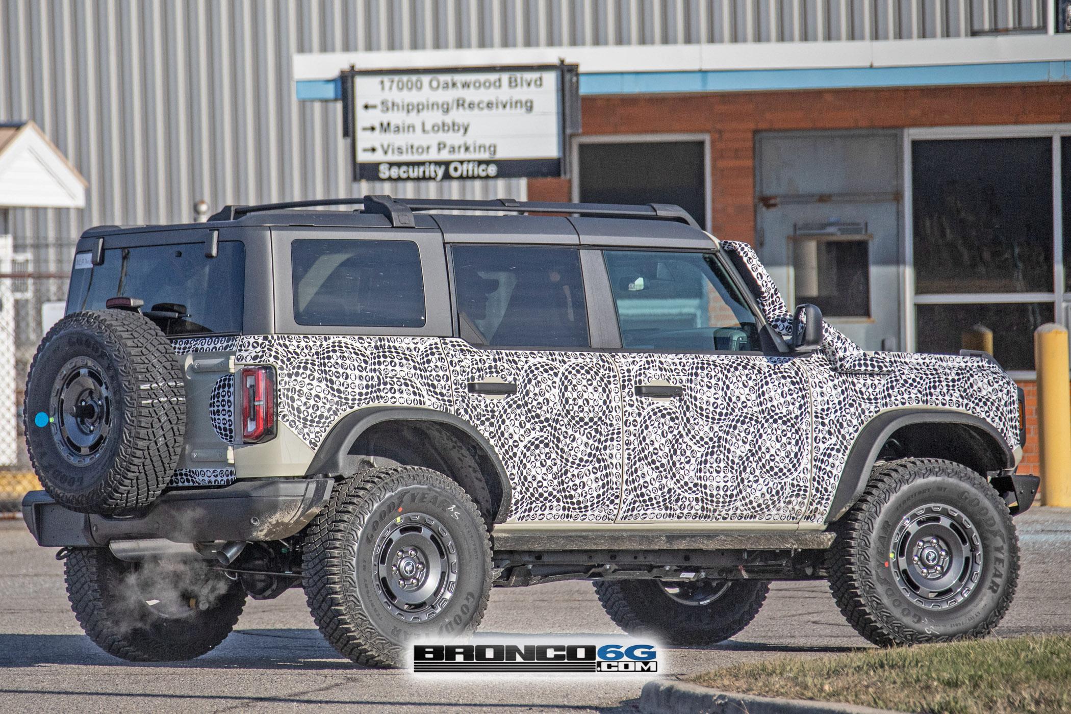 Ford Bronco 📸 2022 Bronco Everglades spied in DESERT SAND paint! BroncoEverglades.DesertSnd26.KGP