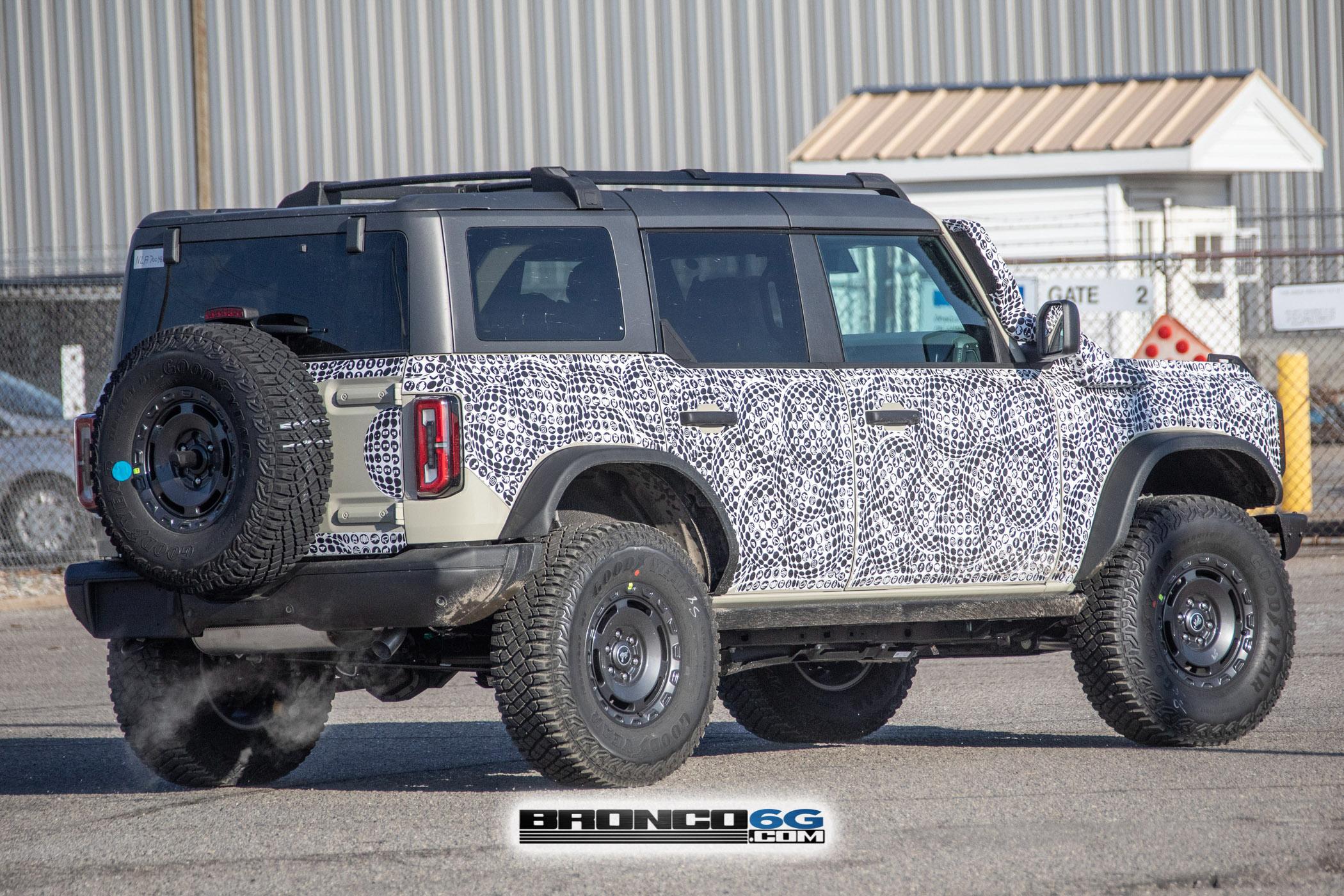 Ford Bronco 📸 2022 Bronco Everglades spied in DESERT SAND paint! BroncoEverglades.DesertSnd25.KGP