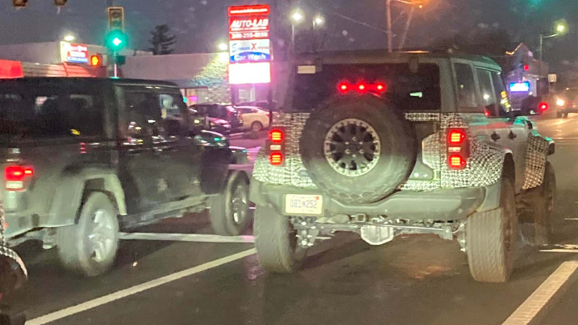 Ford Bronco Spotted: Bronco Raptor DWARFS Jeep Gladiator 899C5602-D5EE-4A17-A6D1-970C950C430A