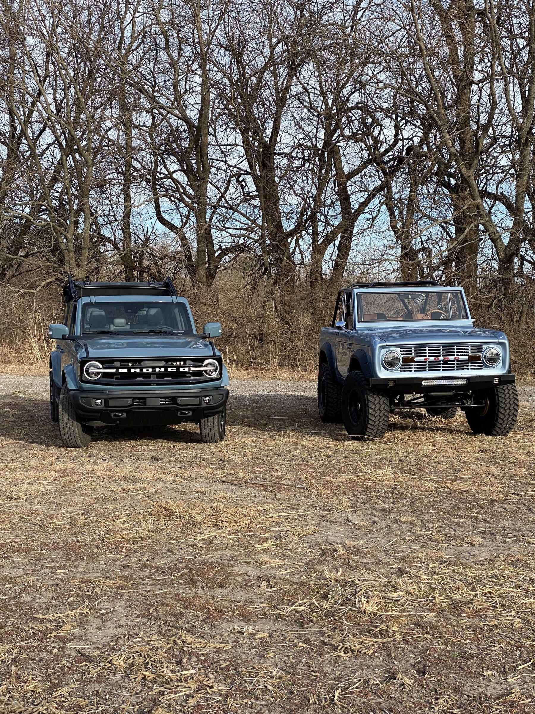 Ford Bronco Bronco 1975 vs. Bronco 2021 579494AD-84E1-410B-999E-BCDF790C96E5