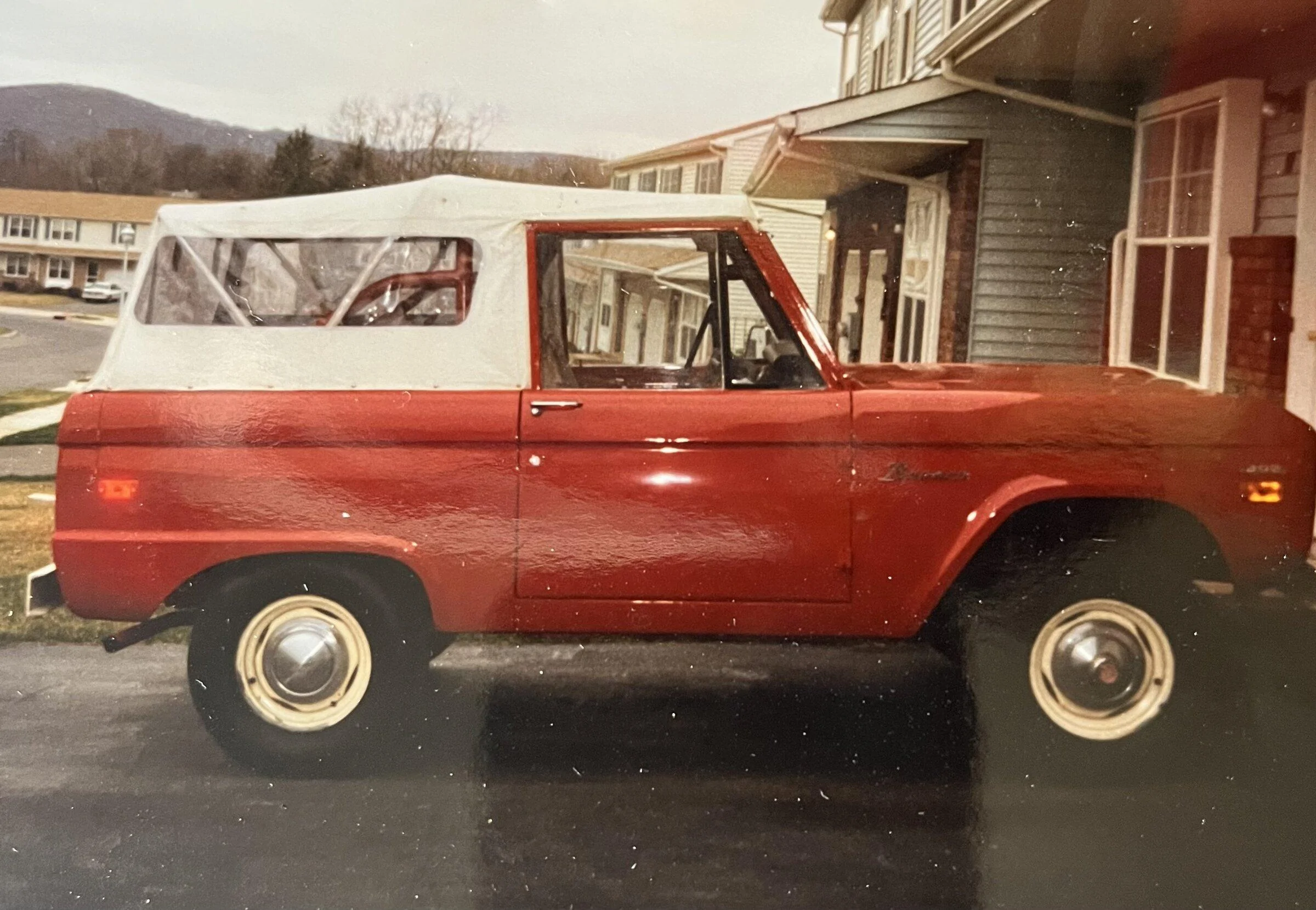 Ford Bronco Bronco 1975 vs. Bronco 2021 664481B4-830B-4071-B983-97B1F2D16411