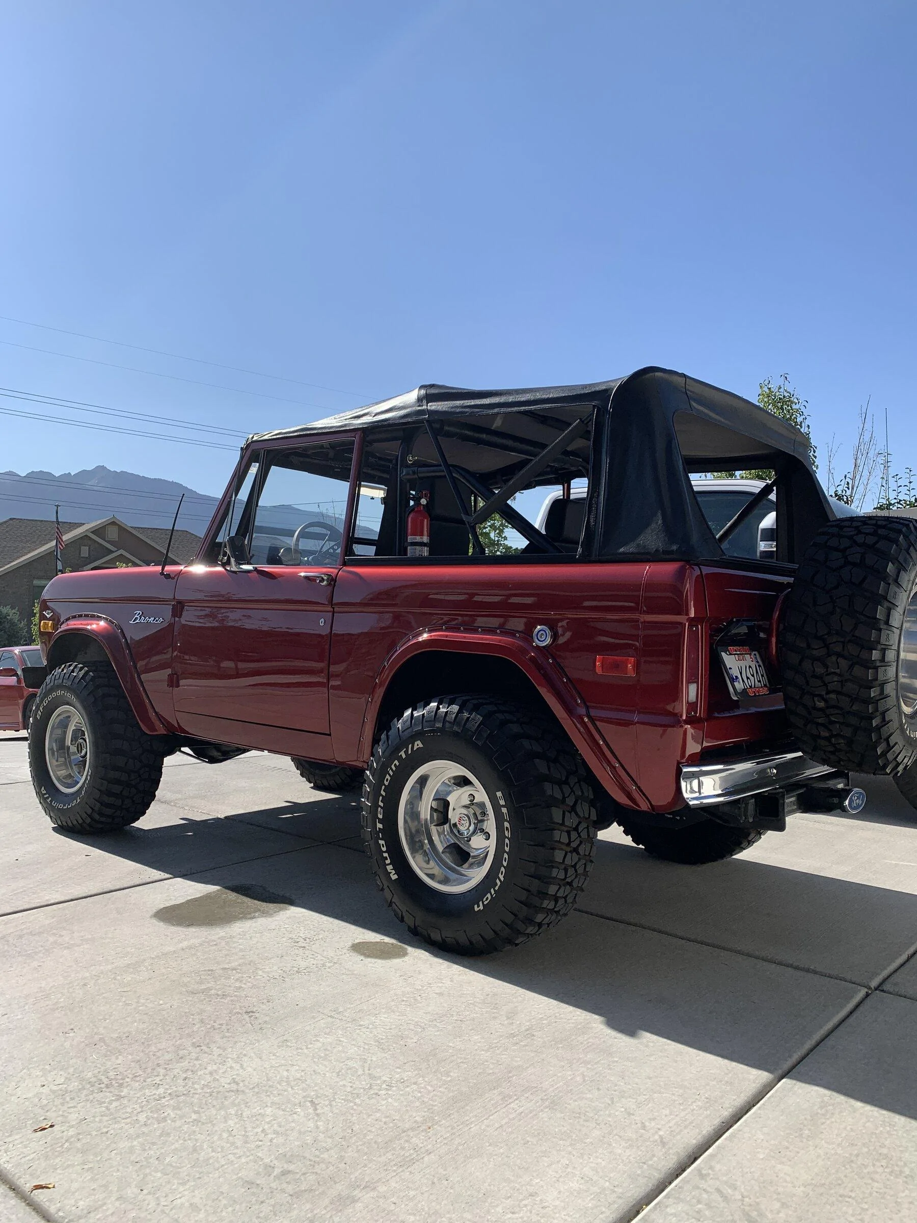 Ford Bronco Bronco 1975 vs. Bronco 2021 0204A4B9-A3F1-4613-B539-E6D651EB0E82