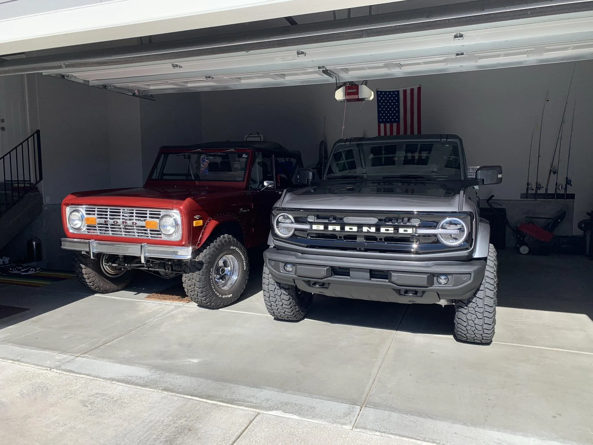 Ford Bronco Bronco 1975 vs. Bronco 2021 5D5B7F6C-35C3-4A98-8BE3-DA525529C641