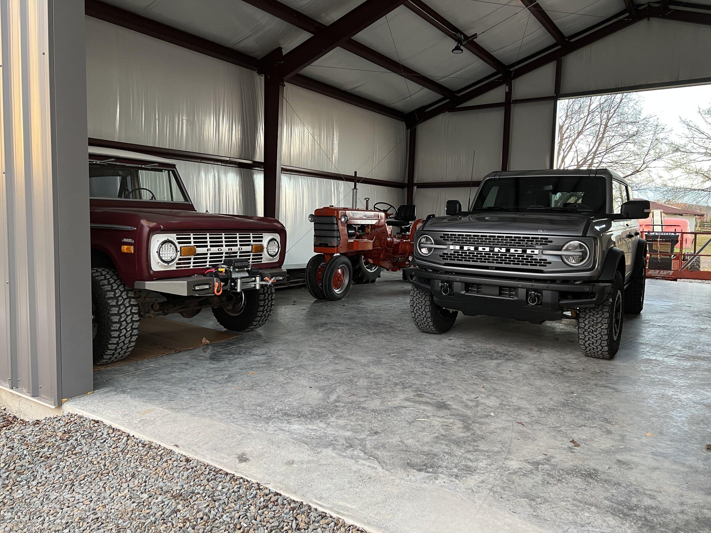 Ford Bronco Bronco 1975 vs. Bronco 2021 7A2F8DA9-00E8-45BF-8363-97582C4A39DF