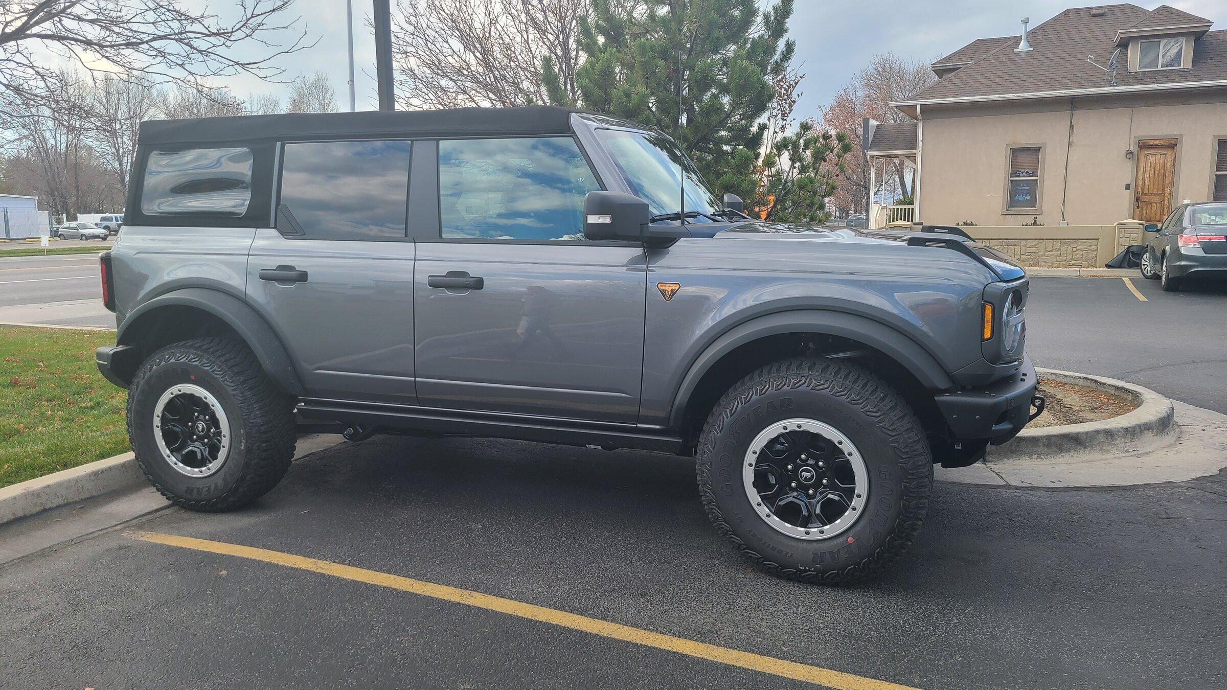 Ford Bronco CARBONIZED GRAY Bronco Club 20211120_123019