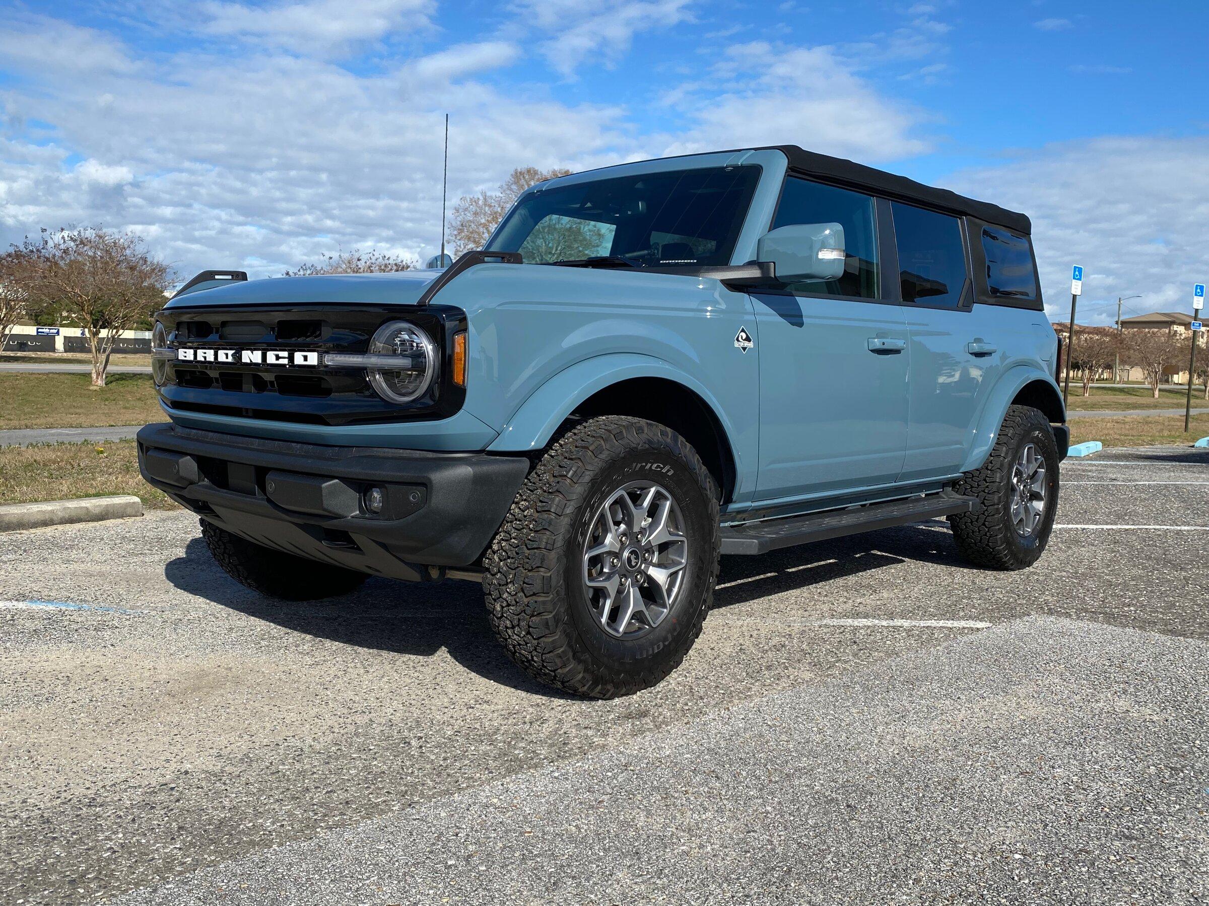 Ford Bronco Non-Sas Outer Banks with Badlands factory takeoffs wheels / tires - installed IMG_1789