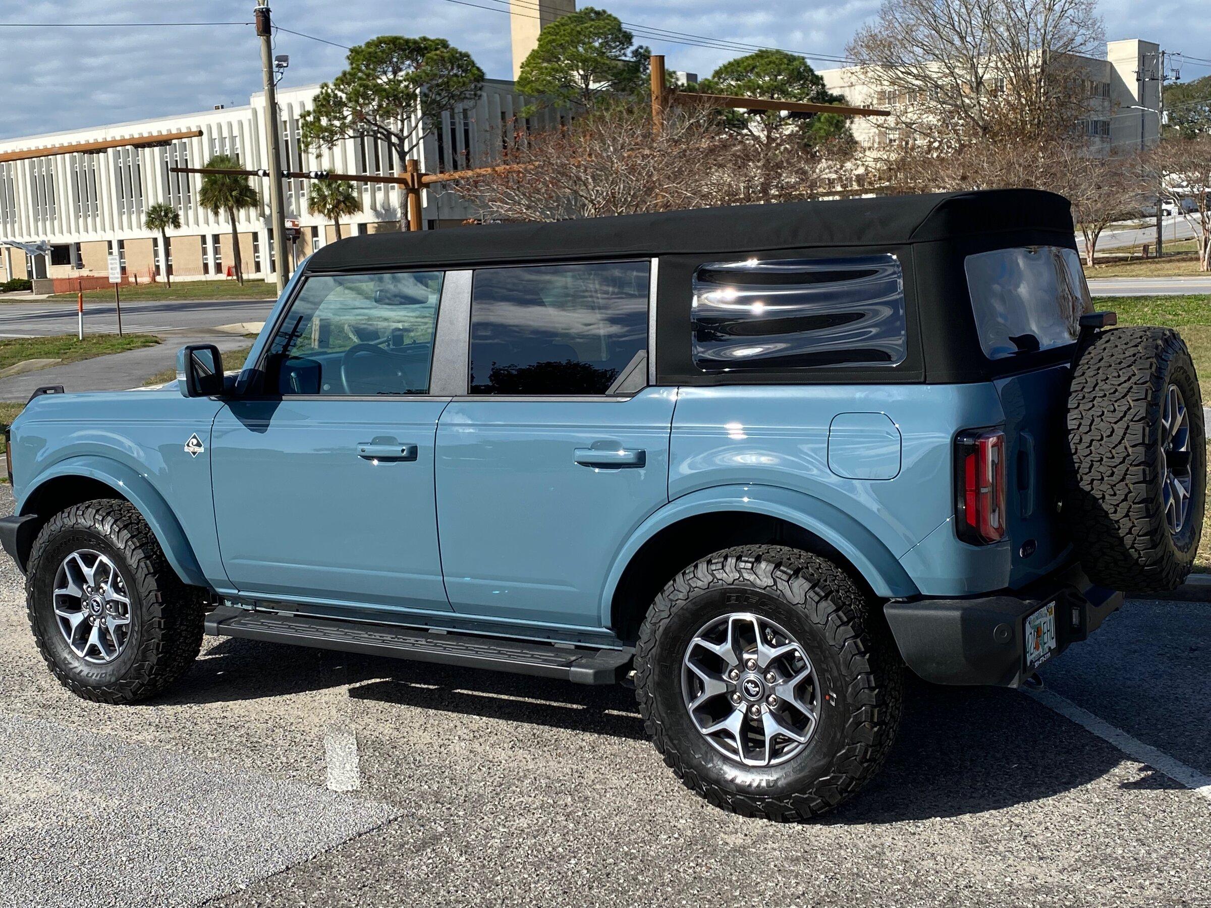 Ford Bronco Non-Sas Outer Banks with Badlands factory takeoffs wheels / tires - installed IMG_1791