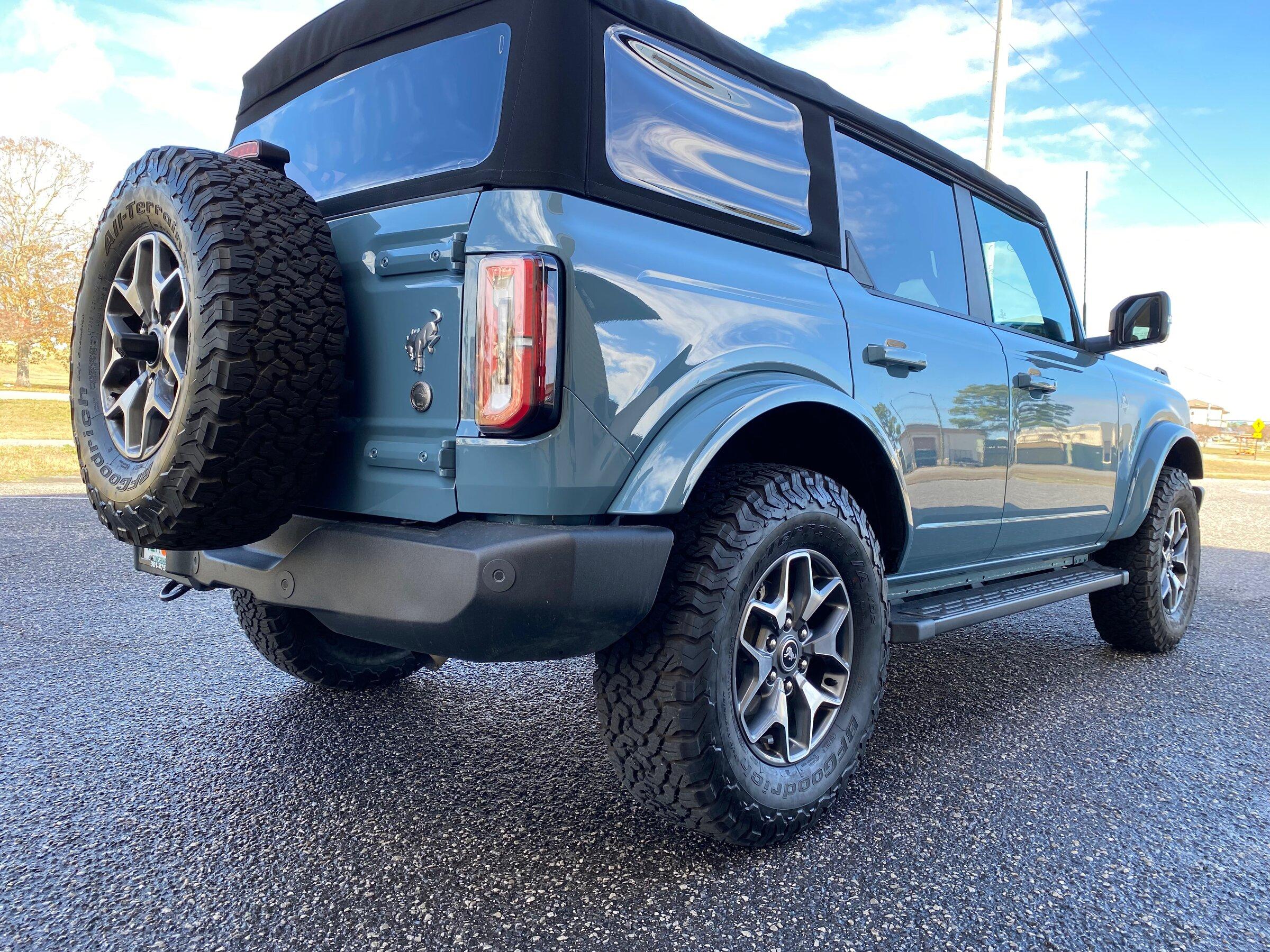Ford Bronco Non-Sas Outer Banks with Badlands factory takeoffs wheels / tires - installed IMG_1801