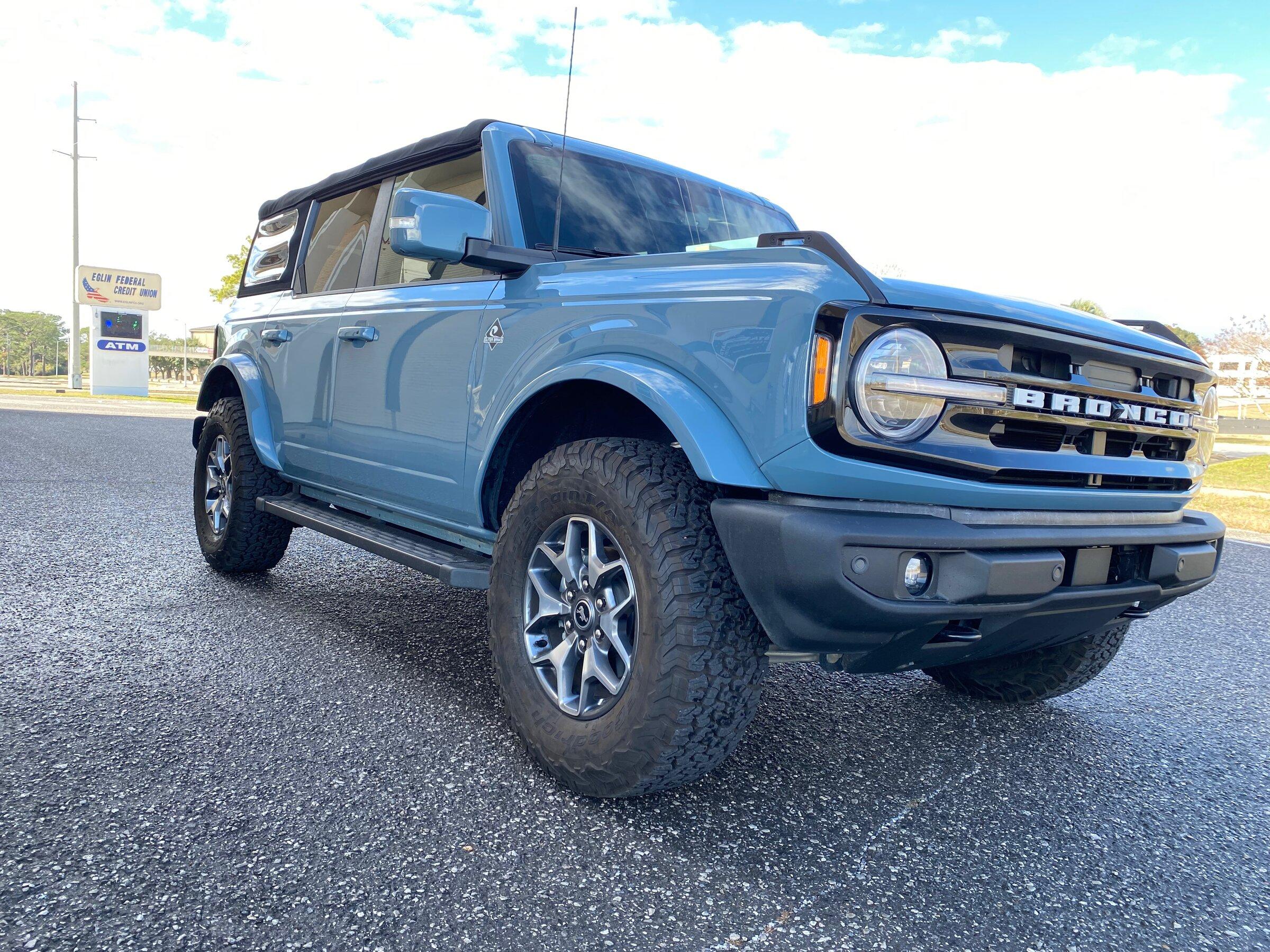 Ford Bronco Non-Sas Outer Banks with Badlands factory takeoffs wheels / tires - installed IMG_1803