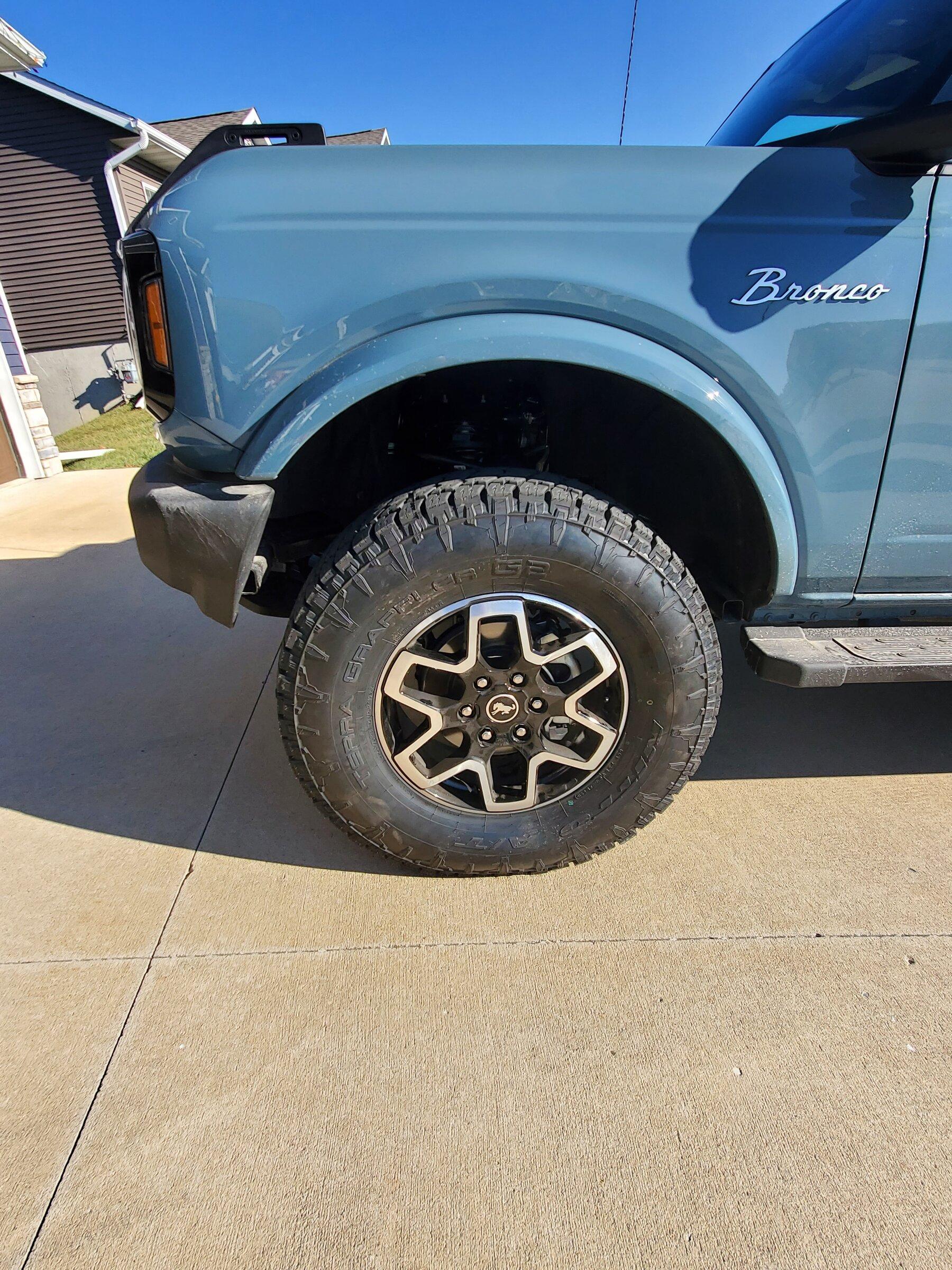 Ford Bronco Non-Sas Outer Banks with Badlands factory takeoffs wheels / tires - installed 20211216_130554
