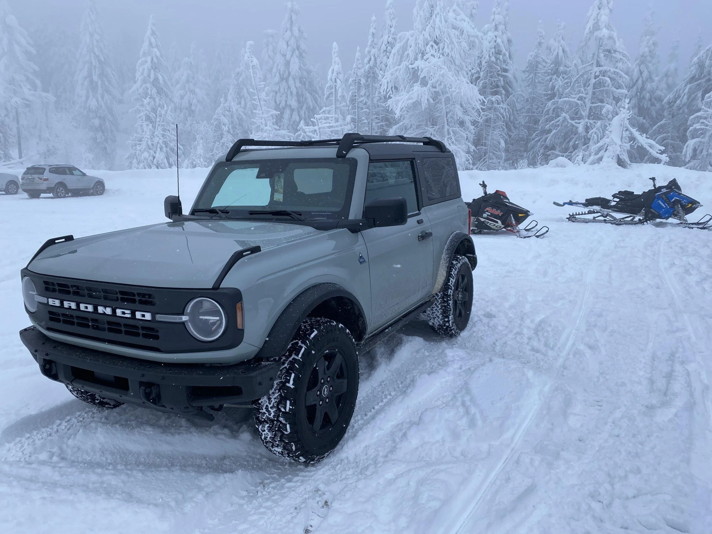Ford Bronco Playing in the Snow CCD5B37E-A736-4BD5-A527-D33F0AC7AFA4