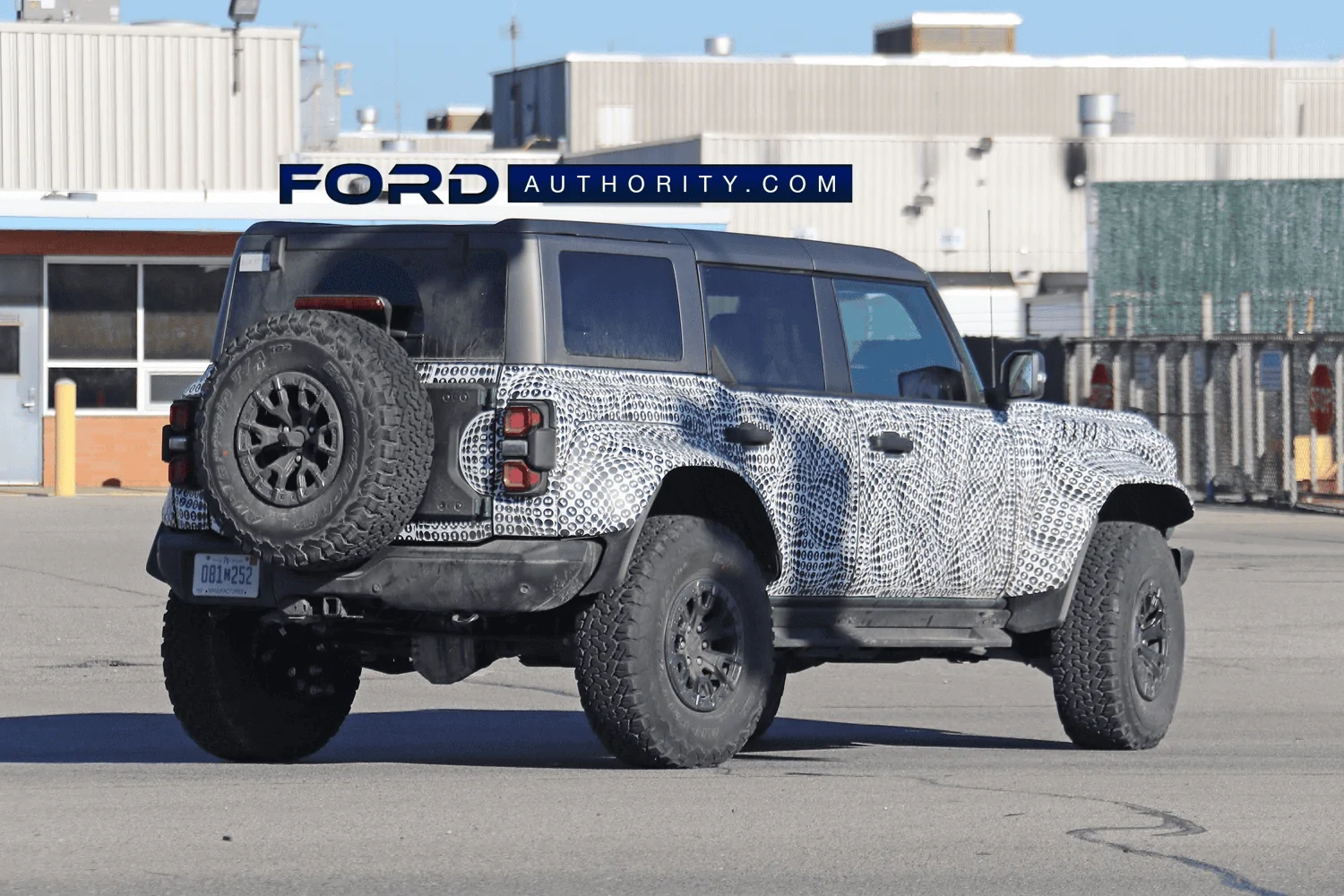 Ford Bronco Spotted: Bronco Raptor DWARFS Jeep Gladiator 1640702522226