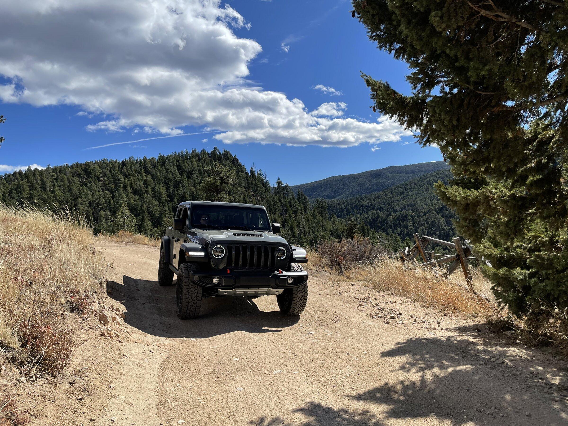 Ford Bronco Spotted: Bronco Raptor DWARFS Jeep Gladiator 777A59FC-72A0-4193-A315-591E1EF717C7
