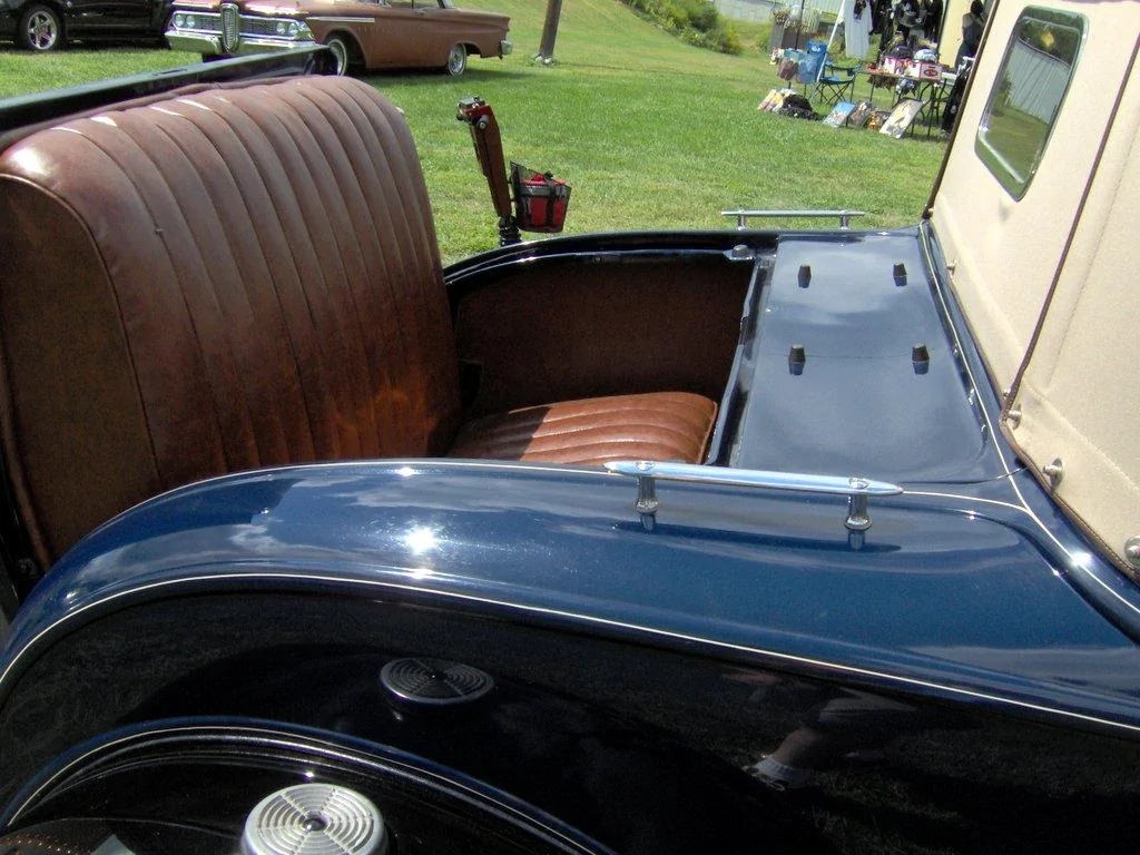 Ford Bronco Anyone install Jump Seat in cargo area? 1931_Ford_Model_A_roadster_rumble_seat