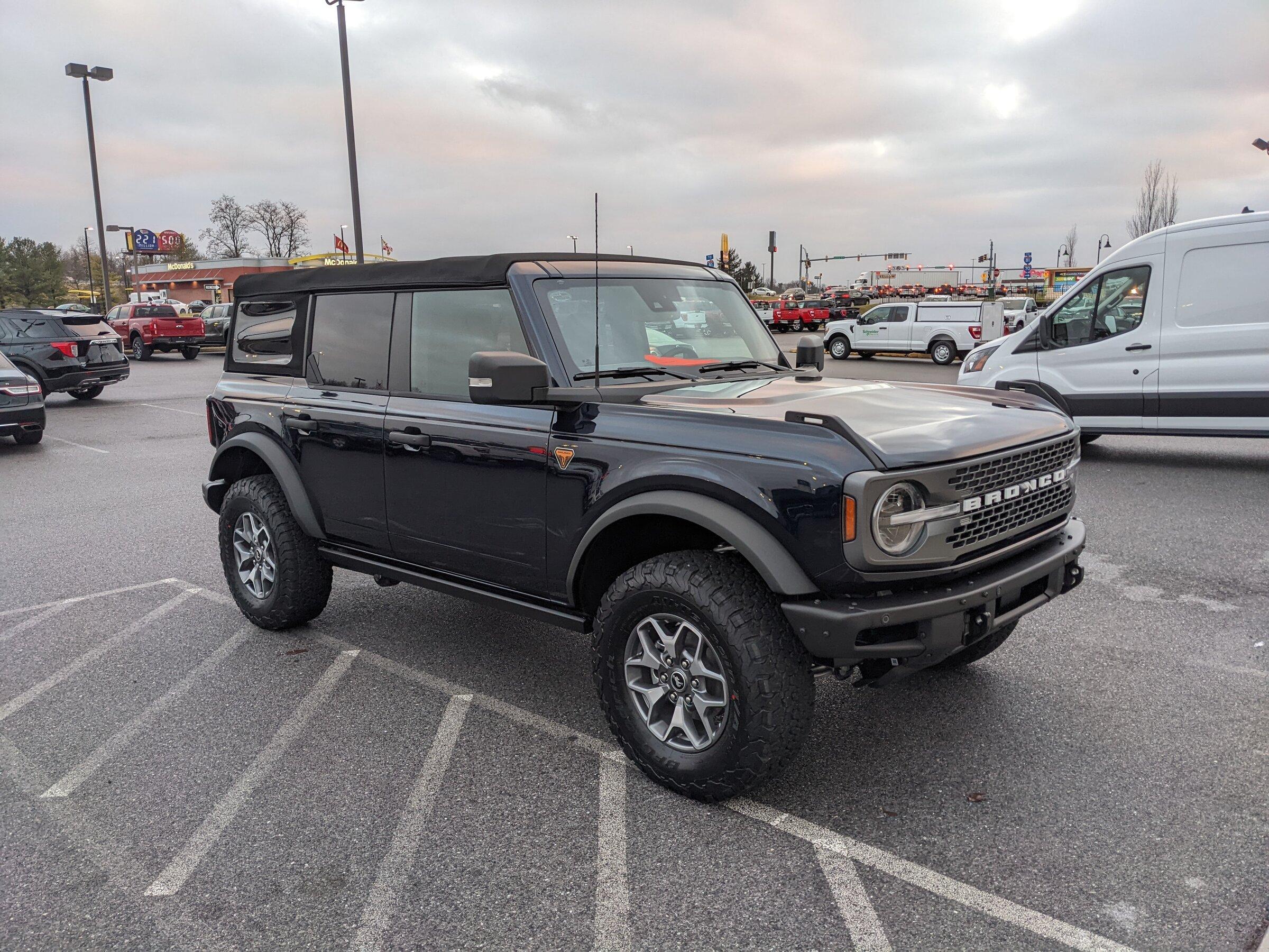 Ford Bronco ANTIMATTER BLUE Bronco Club 1EA1E2A8-139D-41CB-BD70-5242604EAA38