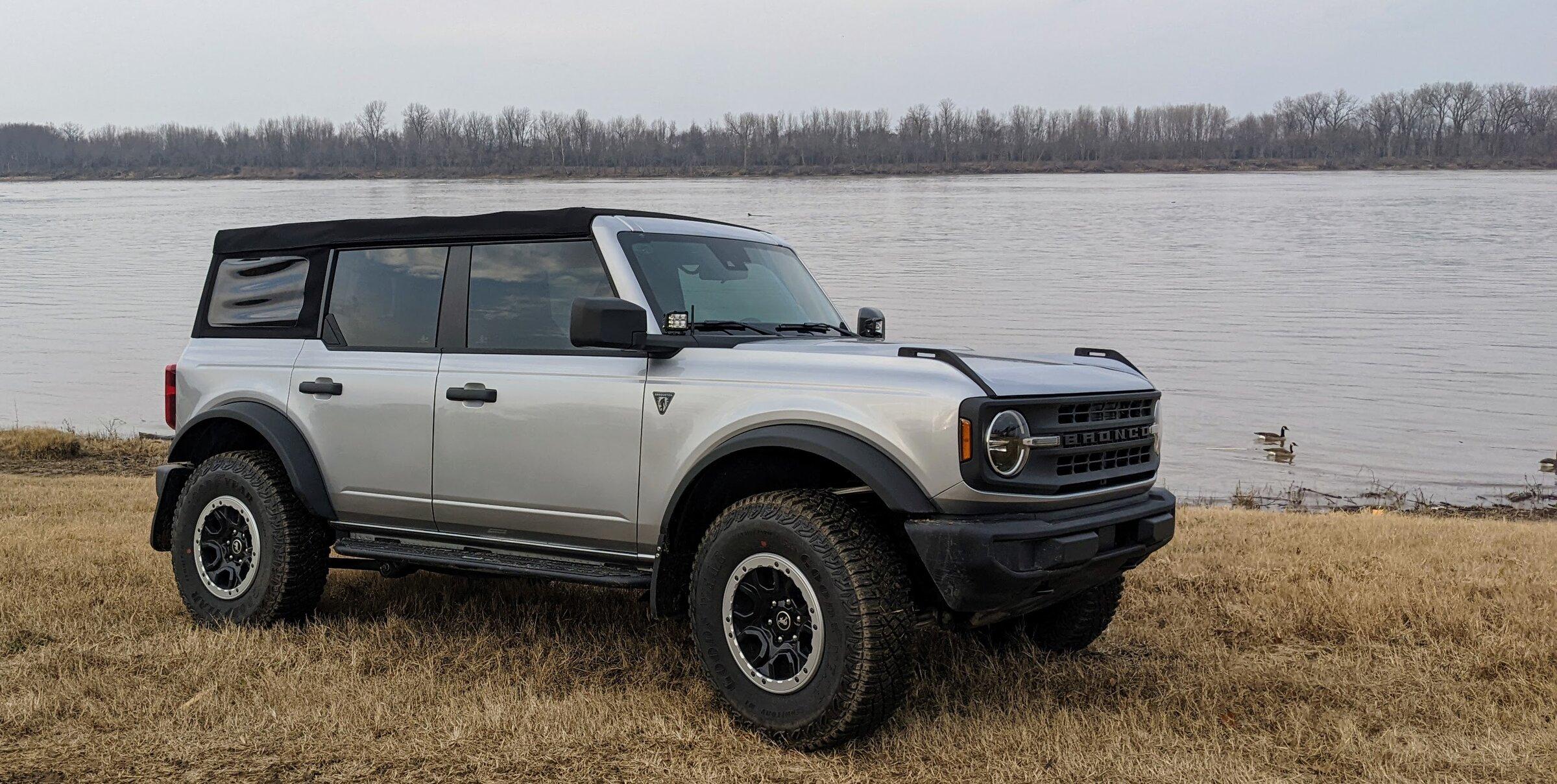 Ford Bronco ICONIC SILVER Bronco Club PXL_20211231_214235214.MP