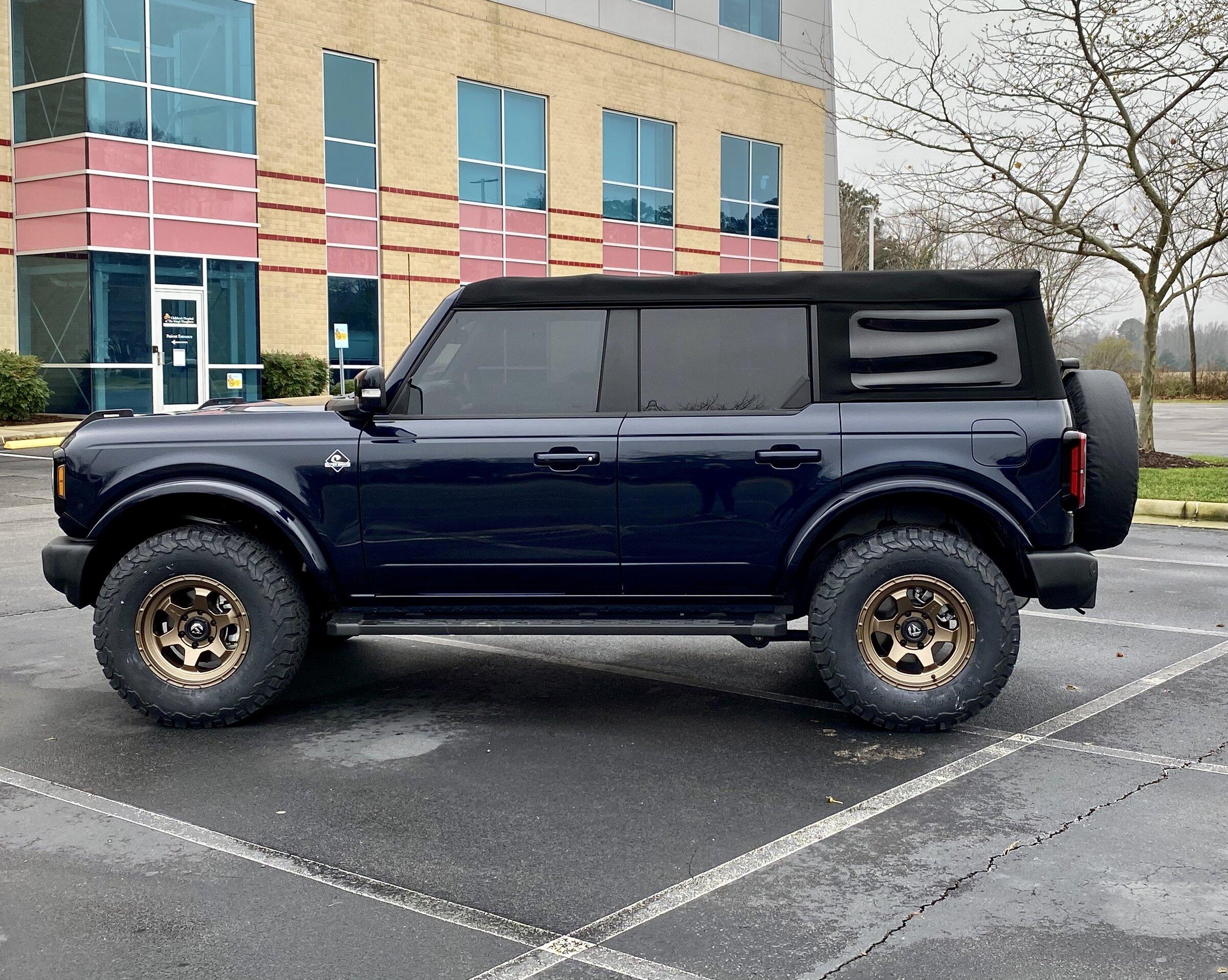 Ford Bronco ANTIMATTER BLUE Bronco Club 62B52FC5-84E3-40B3-A96F-F538B31D067C