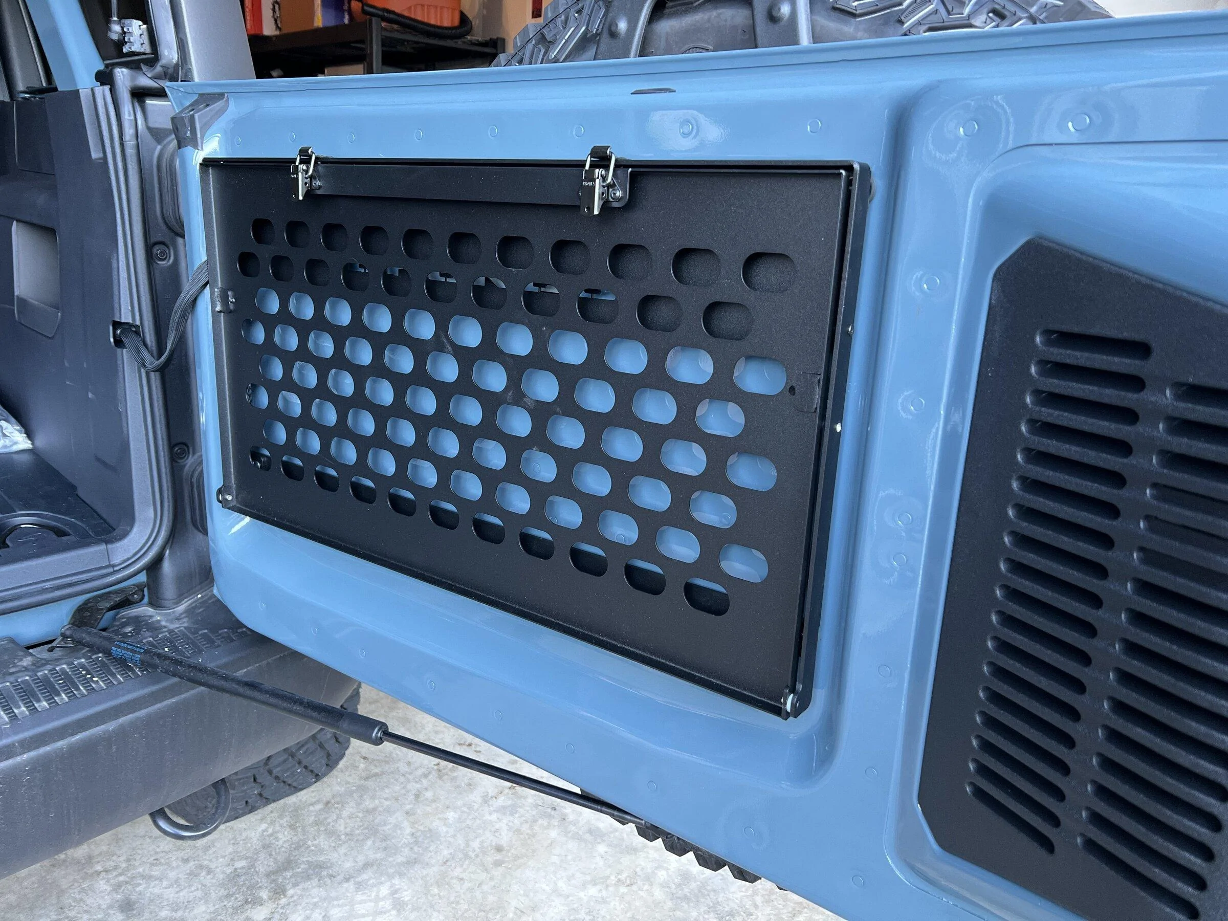 Ford Bronco Tailgate table install table2