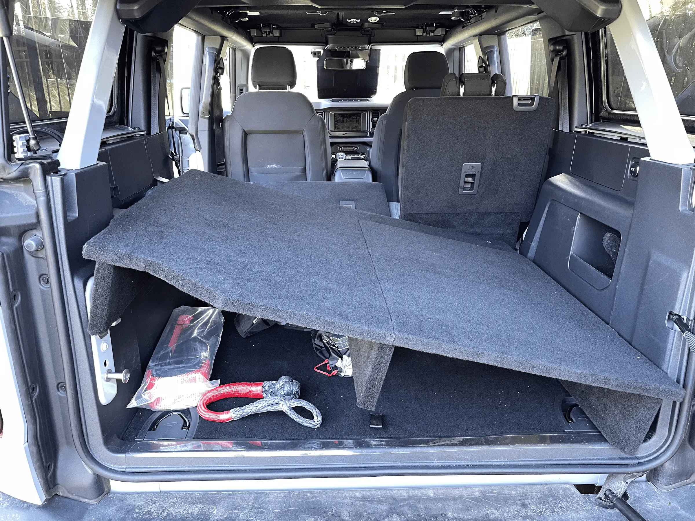 Ford Bronco 💤 Sleeping deck build in 4-door Bronco with photos, plans, and recommendations for a mattress and bedding setup. tempimagenwvuga-png