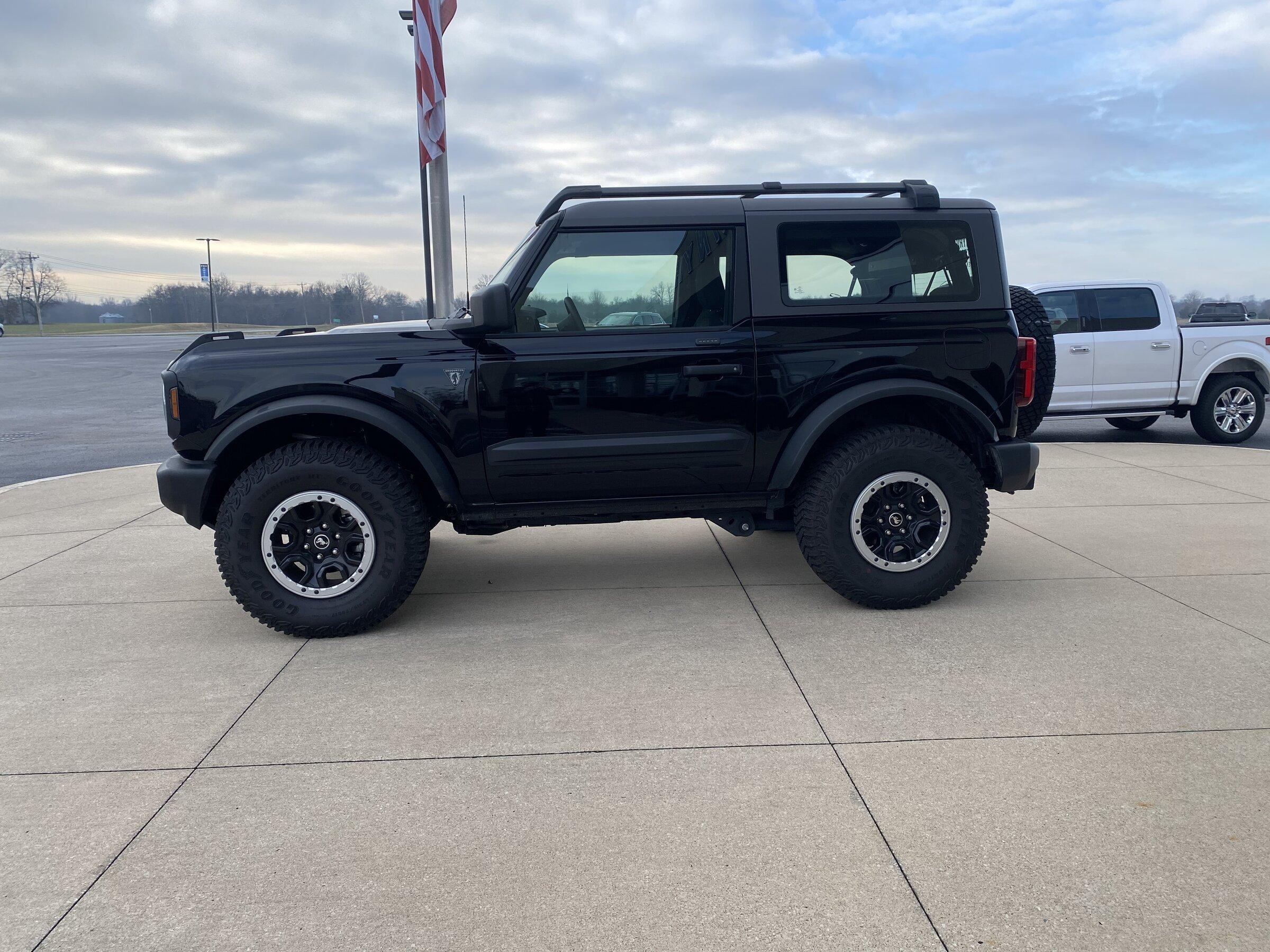 Ford Bronco SHADOW BLACK Bronco Club C992D179-3C2C-46E4-BE35-24BCF82C0199