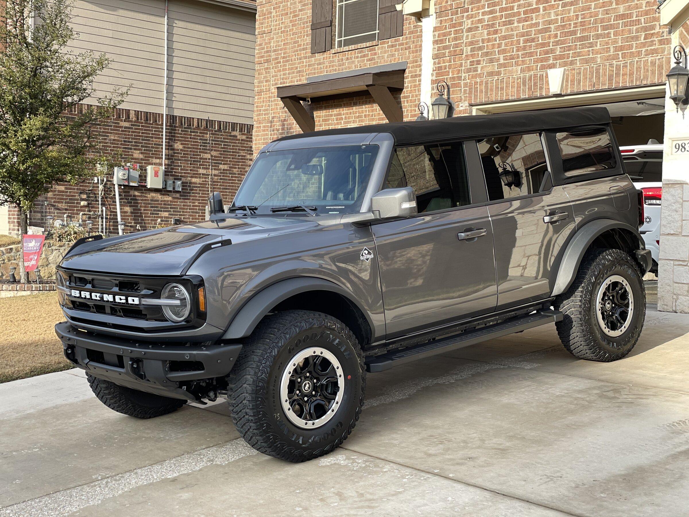 Ford Bronco CARBONIZED GRAY Bronco Club B6C69AAD-66FC-46BF-9216-6321BF63E6F3
