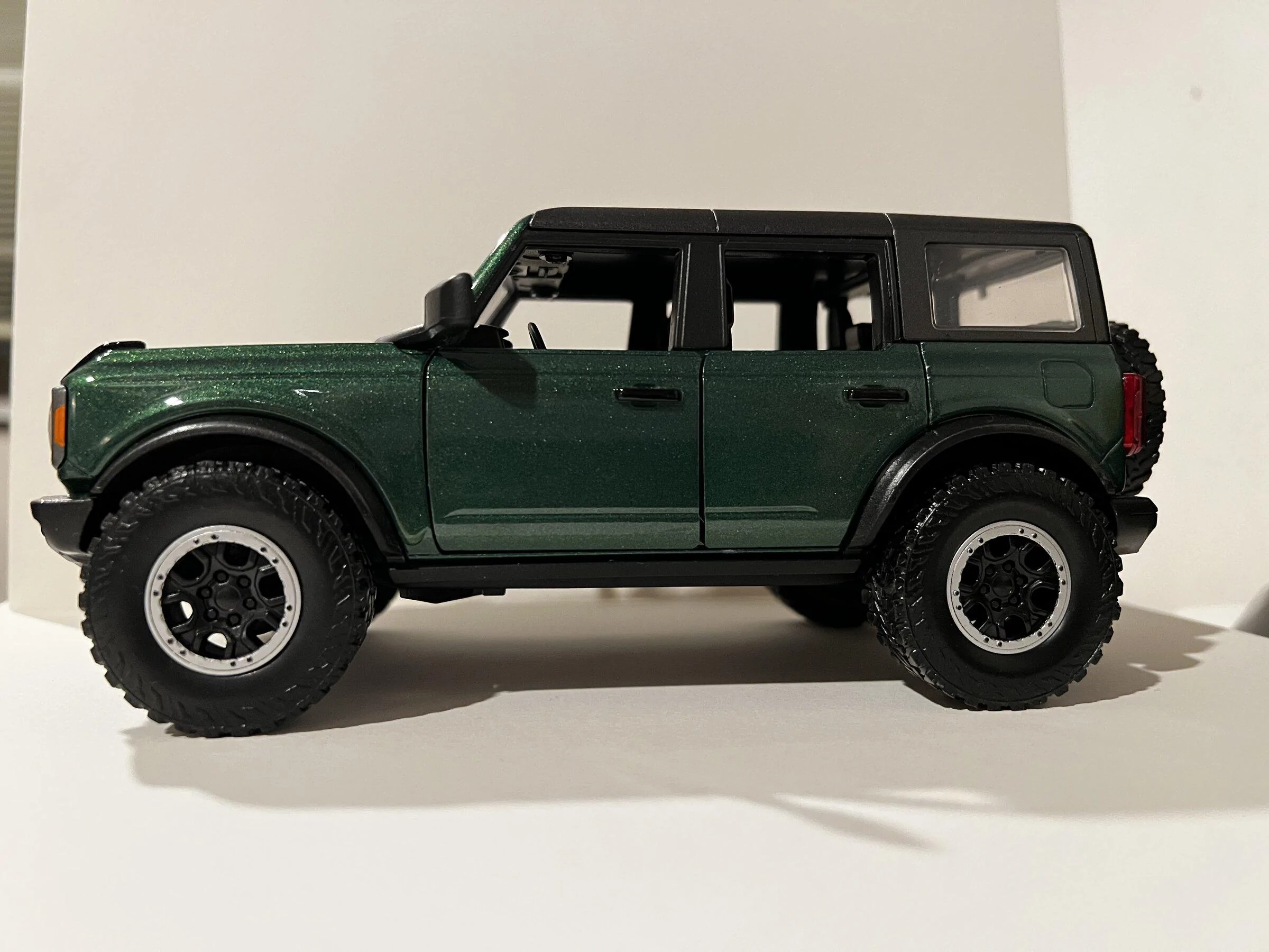 Ford Bronco ERUPTION GREEN Bronco Club 1641944760090