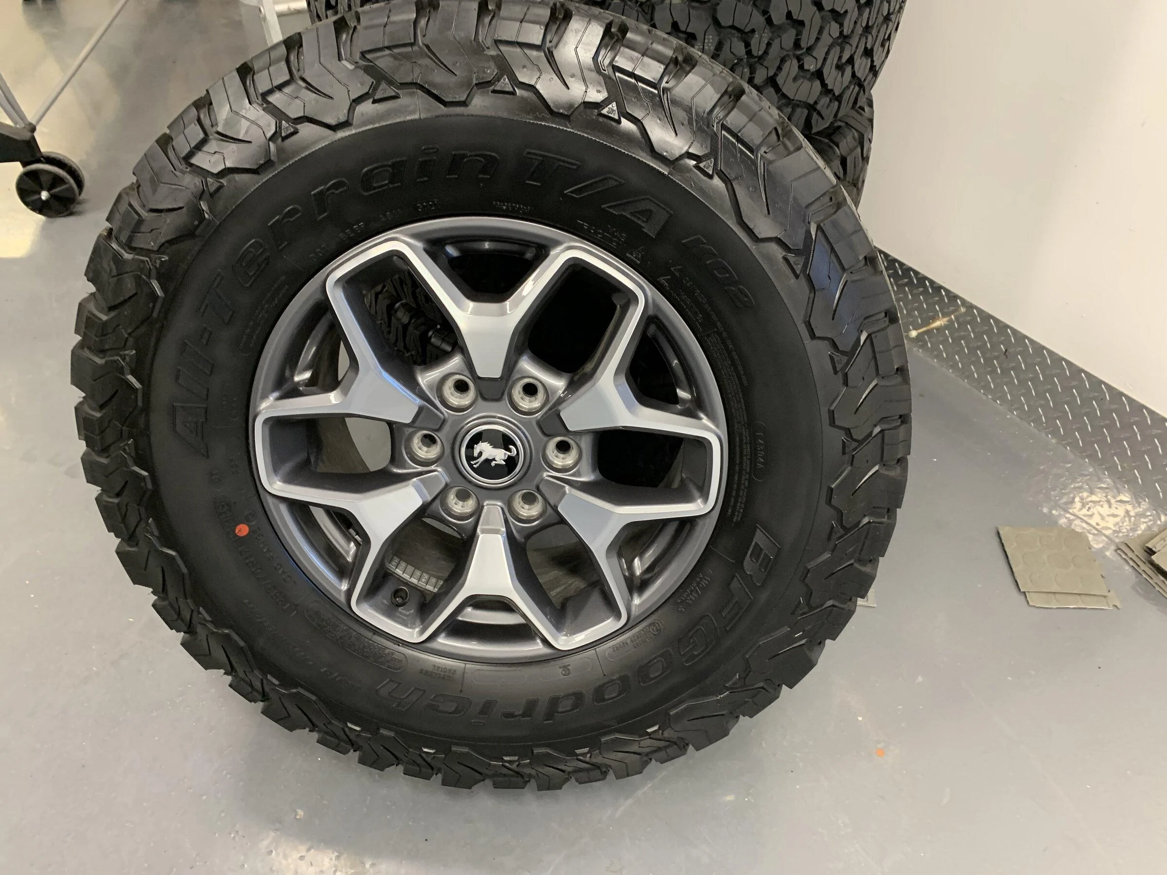 Ford Bronco Badlands wheels and tires 1C7204E5-082C-4BA0-B3A6-C45637AEF8D8