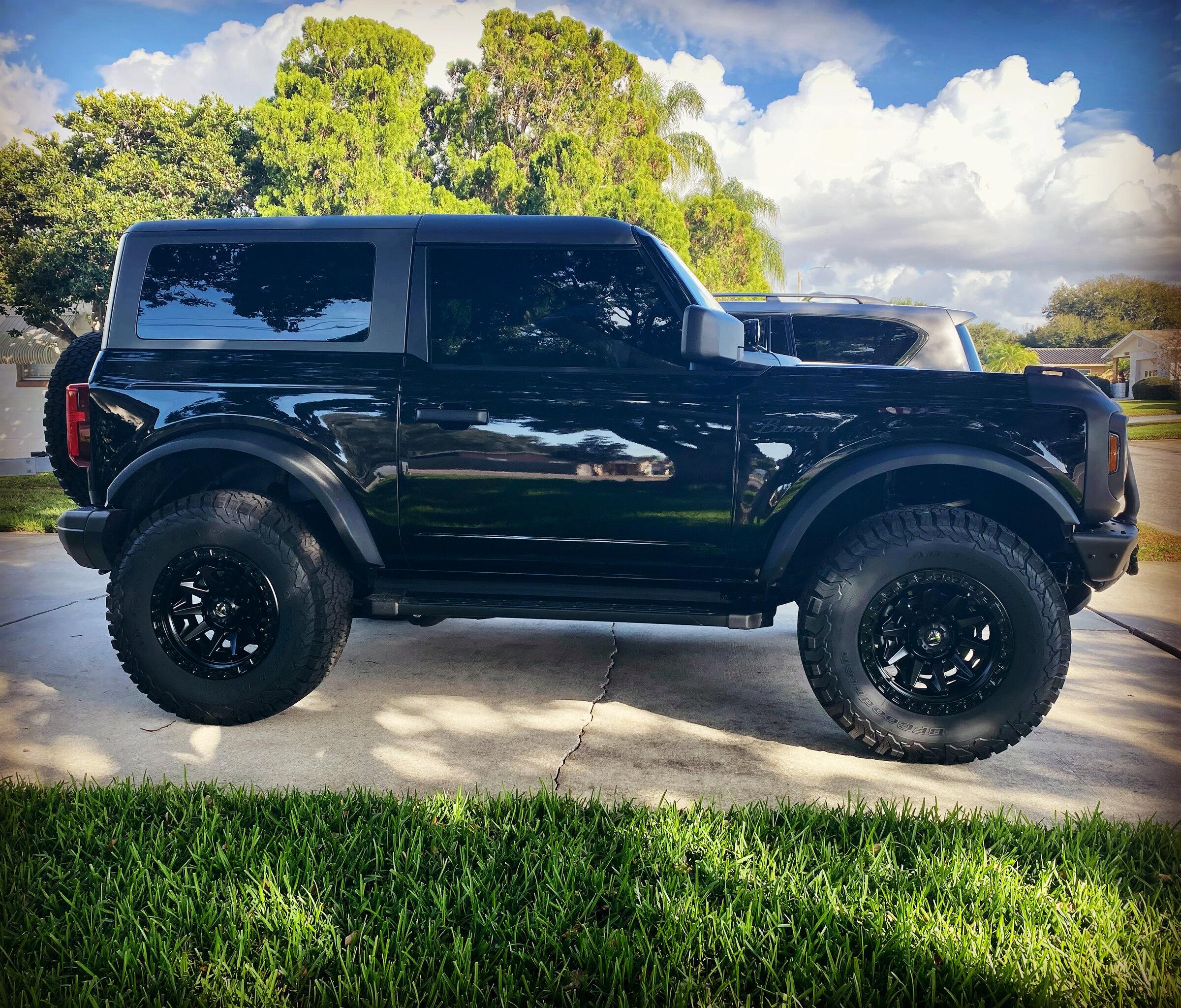 Ford Bronco SHADOW BLACK Bronco Club 42087620-4410-4BD3-A48F-68B6396282AF