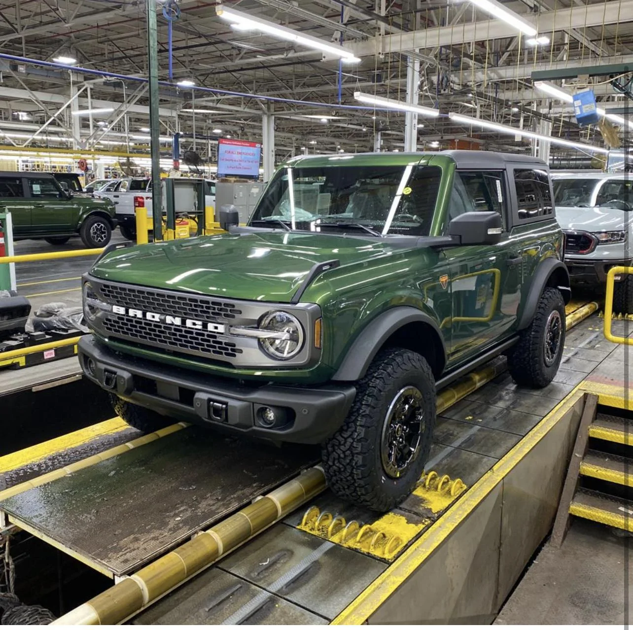 Ford Bronco ERUPTION GREEN Bronco Club B66AEB8F-5622-437D-98AA-D5AFB7E5E5A7