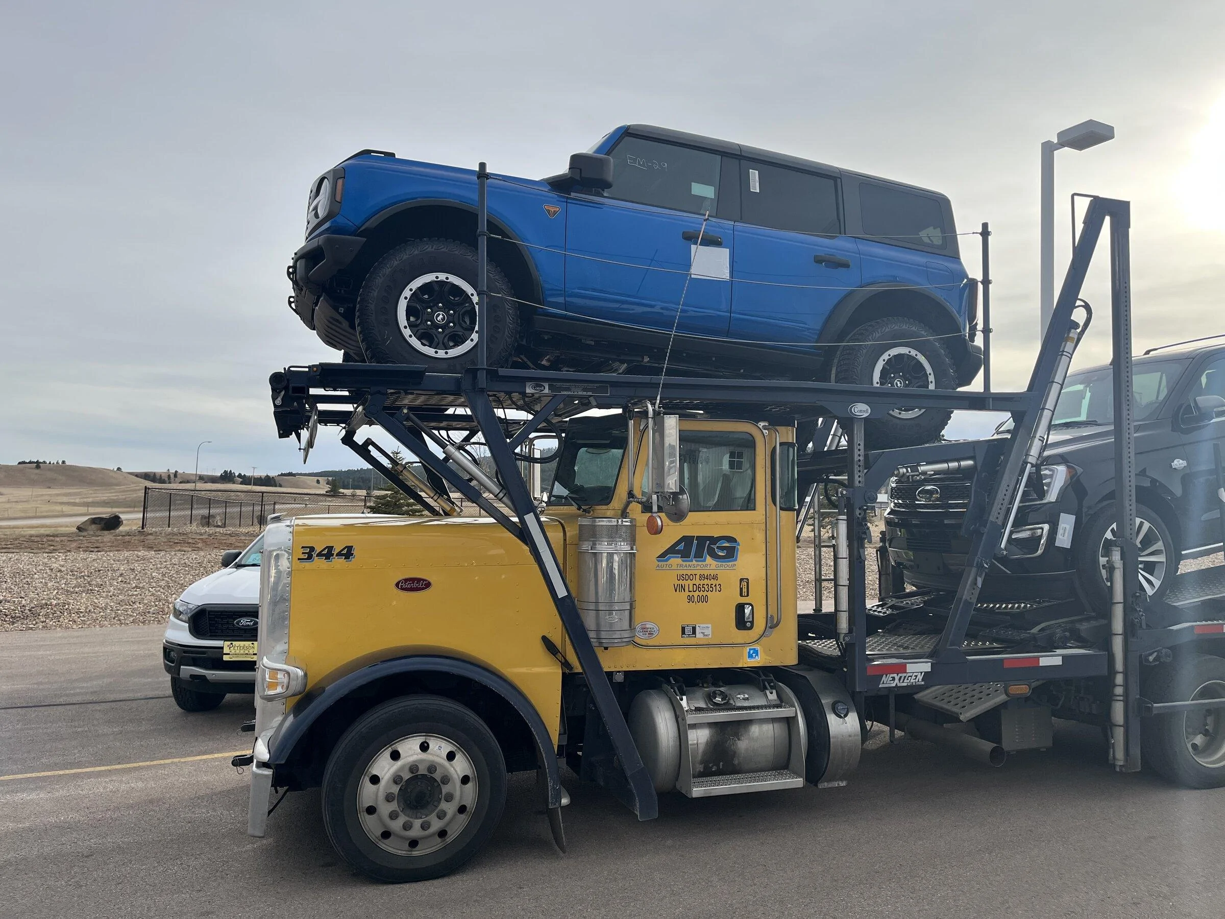 Ford Bronco VELOCITY BLUE Bronco Club 19EC6C72-8492-4478-A599-16EE98B3AE1C