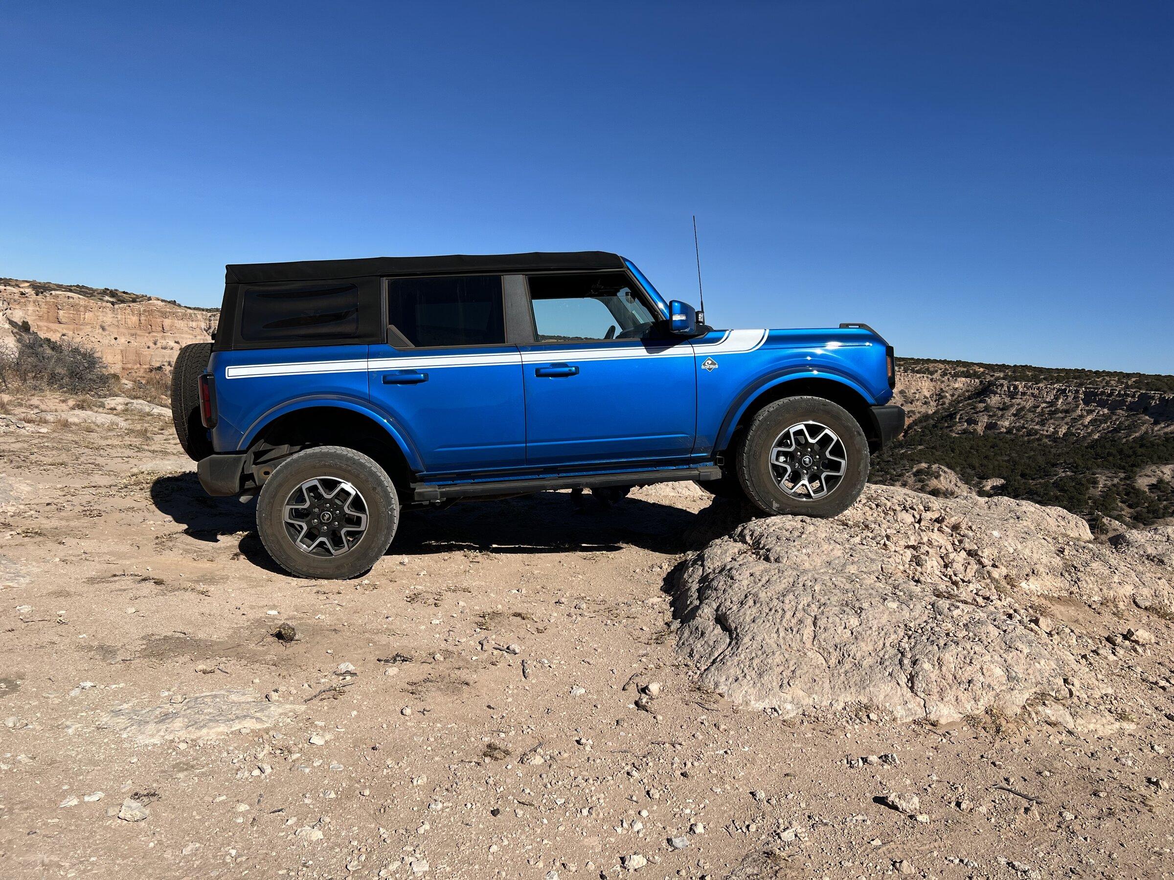Ford Bronco VELOCITY BLUE Bronco Club 61D6EA3F-534E-480F-8B31-736ECD737A7D