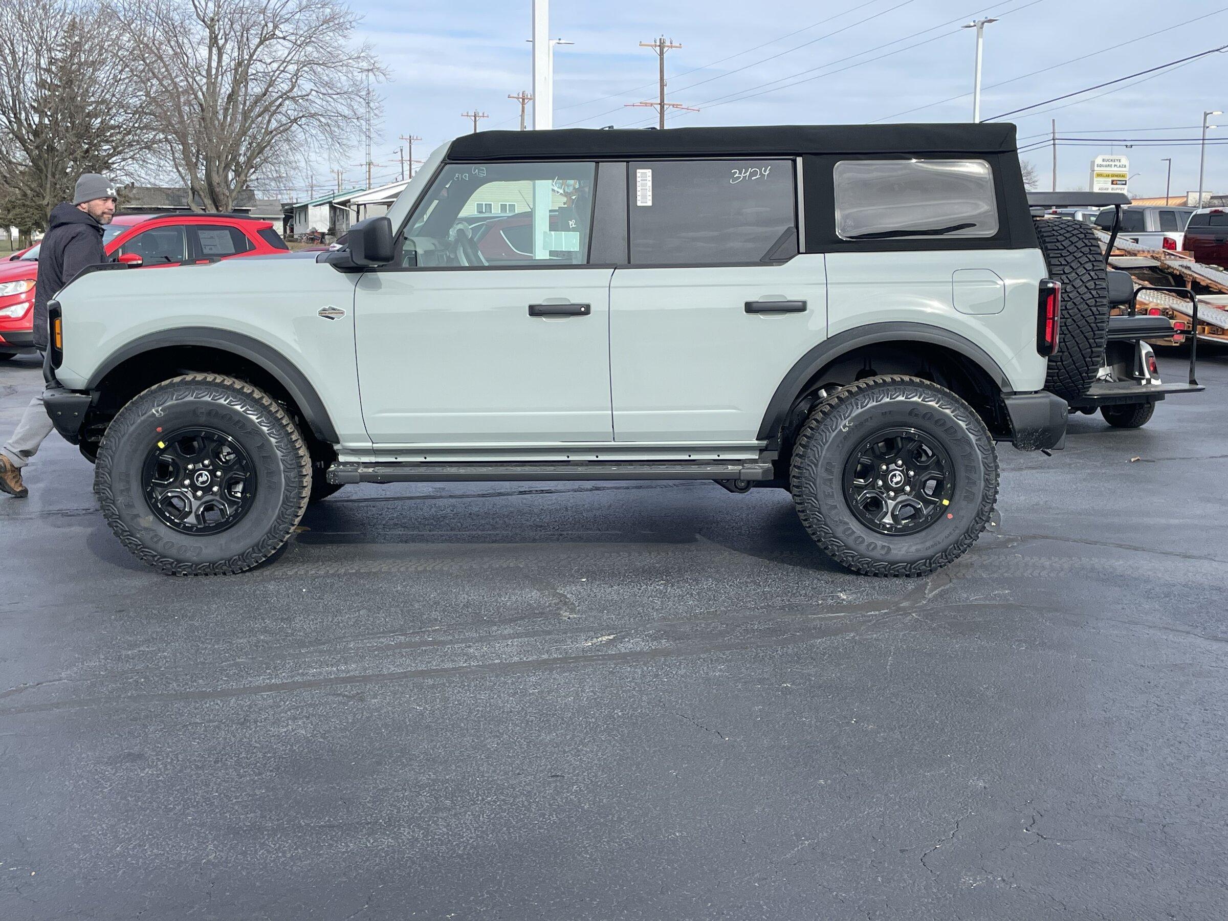 Ford Bronco 🛠 12/20/21 Build Week Group Bronco Delivery Pic.JPEG