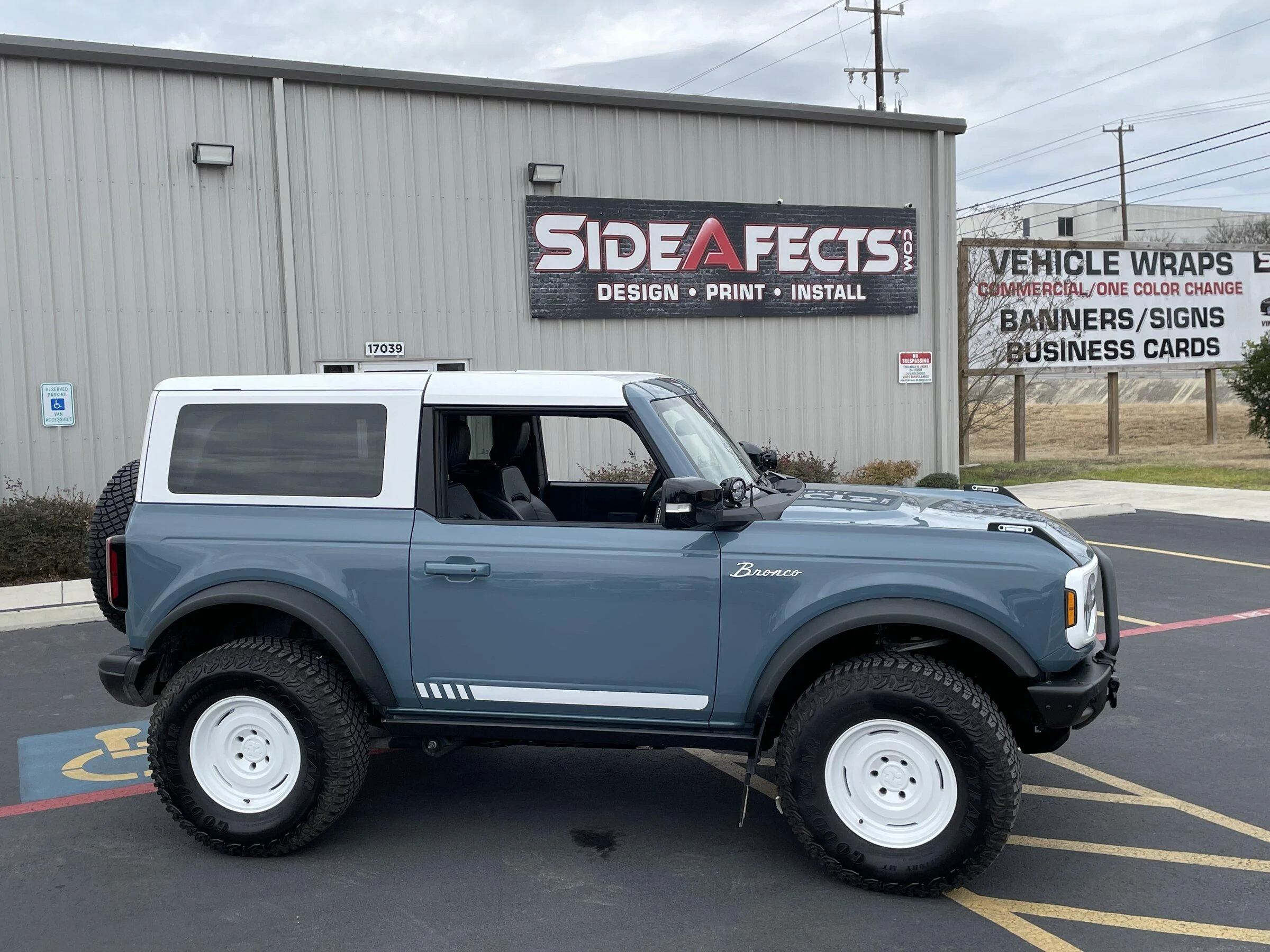 Ford Bronco MIC Top 2.0 Professional White Vinyl Wrap DONE 7C2C90BB-5713-43BA-8AD9-6F7DFC544673
