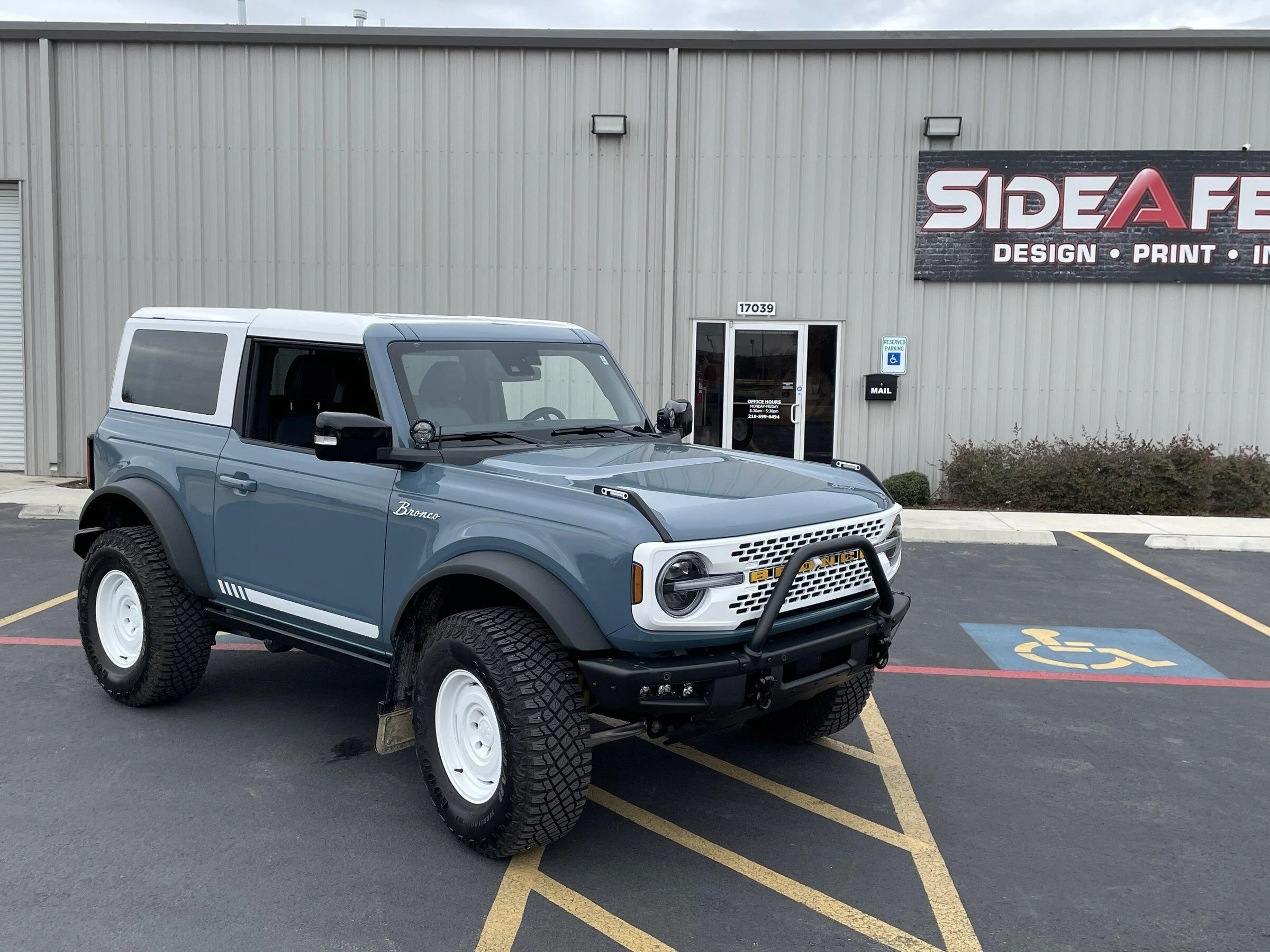 Ford Bronco MIC Top 2.0 Professional White Vinyl Wrap DONE 351469DA-693B-4077-993F-9EBDE05D10F1
