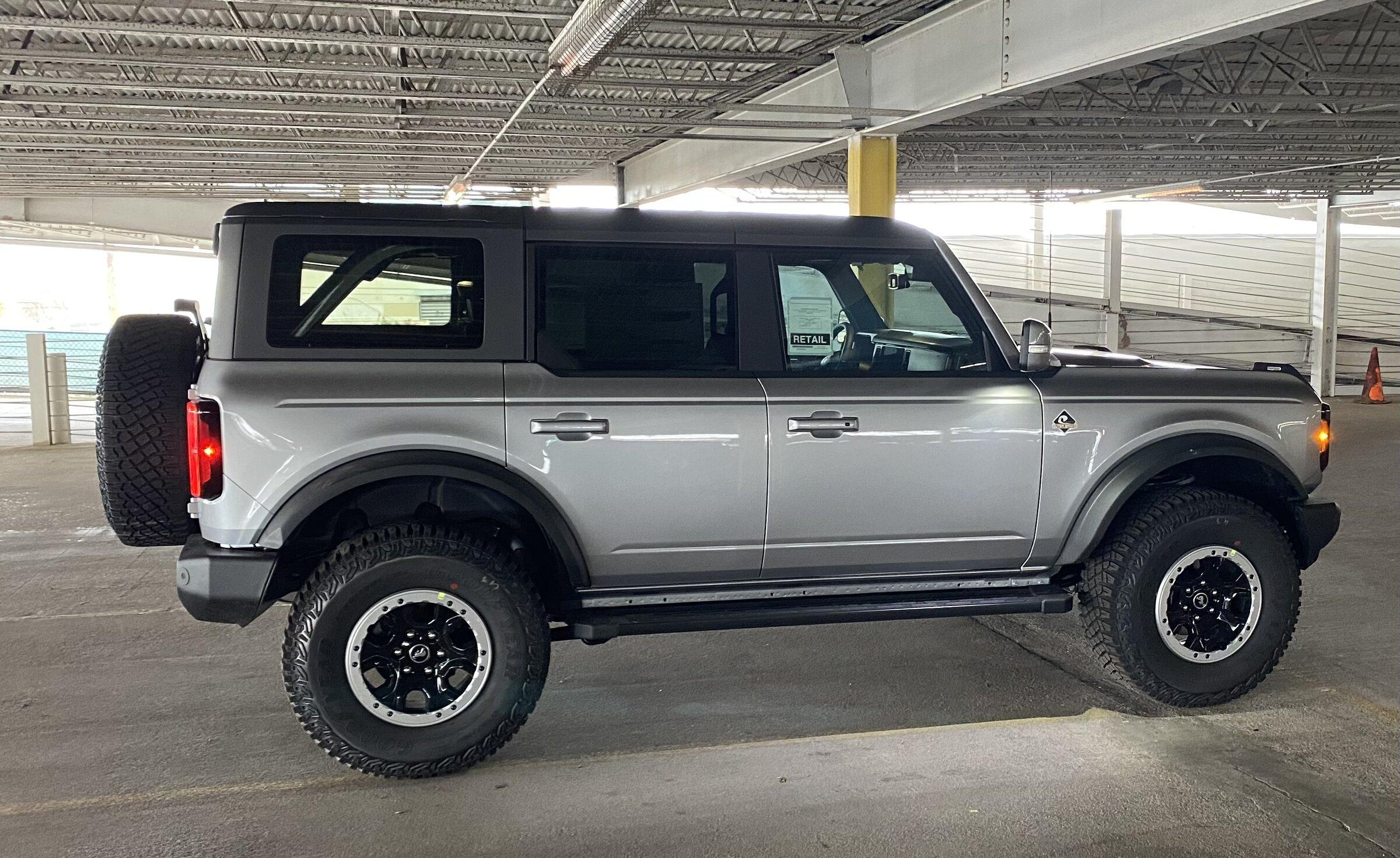 Ford Bronco ICONIC SILVER Bronco Club DE539522-BA30-44EF-A367-9B4170B7F4E1