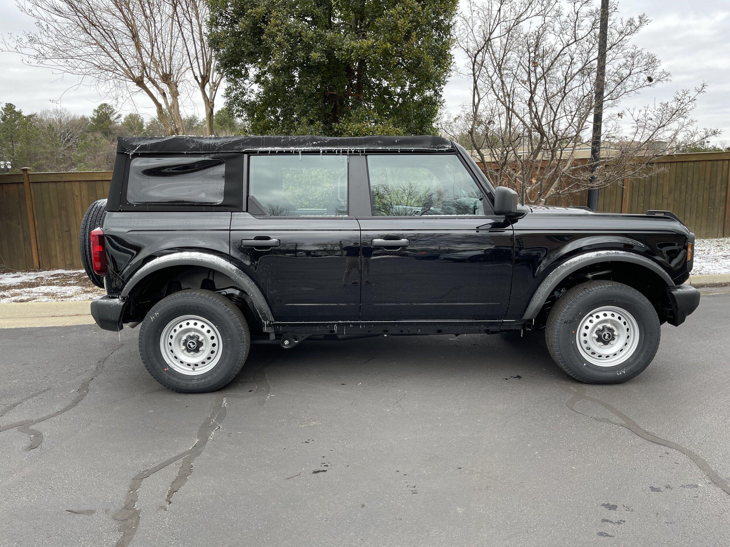 Ford Bronco SHADOW BLACK Bronco Club 1AC812CF-BB93-477D-9E08-BD565A6E33FF