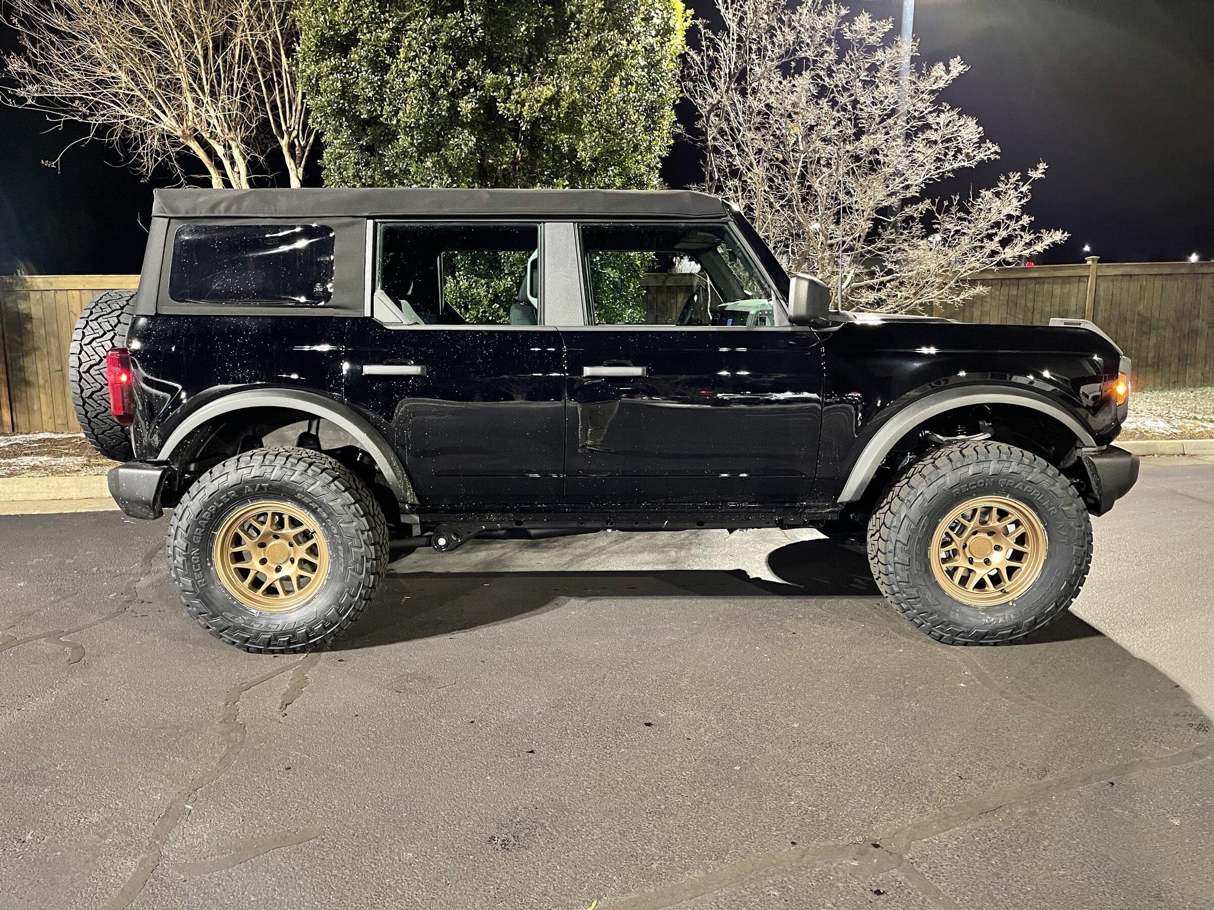 Ford Bronco SHADOW BLACK Bronco Club D8D9A360-F95A-43E7-8272-5C145BF31555