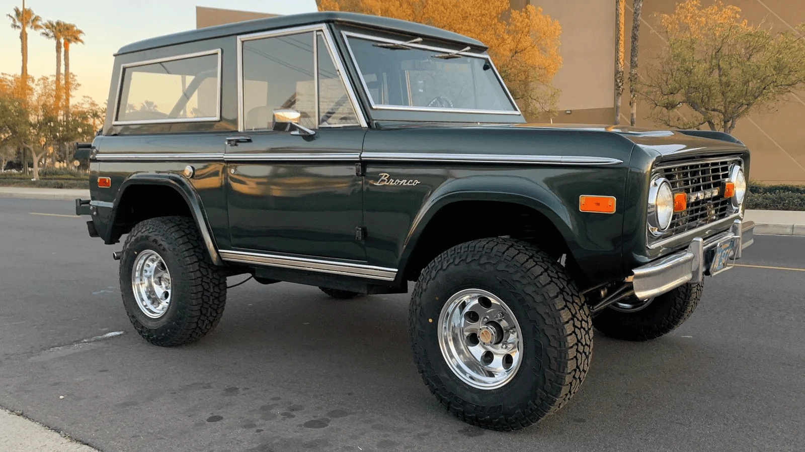 Ford Bronco ERUPTION GREEN Bronco Club 1642989406176