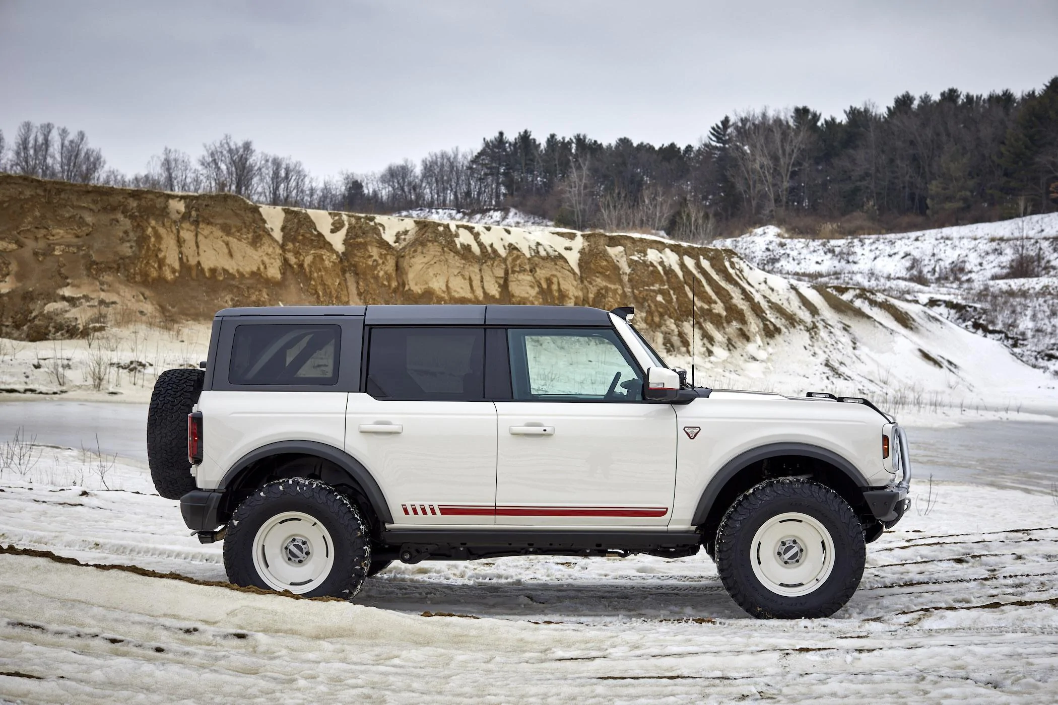 Ford Bronco ✝️ Bronco Pope Francis Center First Edition Revealed and Headed to Charity Auction 2021 Ford Bronco Pope Francis Center-First Edition_03