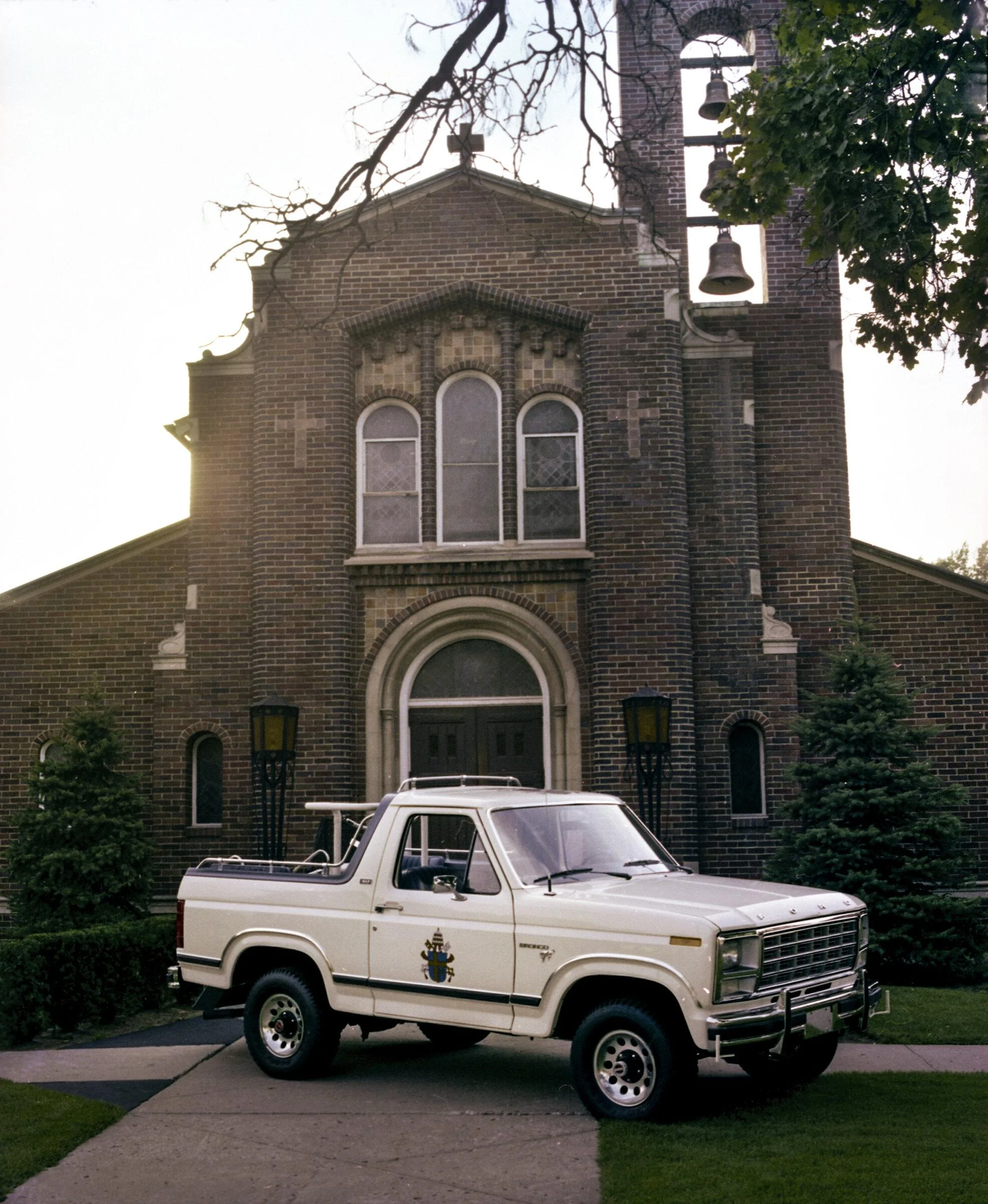 Ford Bronco ✝️ Bronco Pope Francis Center First Edition Revealed and Headed to Charity Auction 1980 custom Ford Bronco_Pope_01