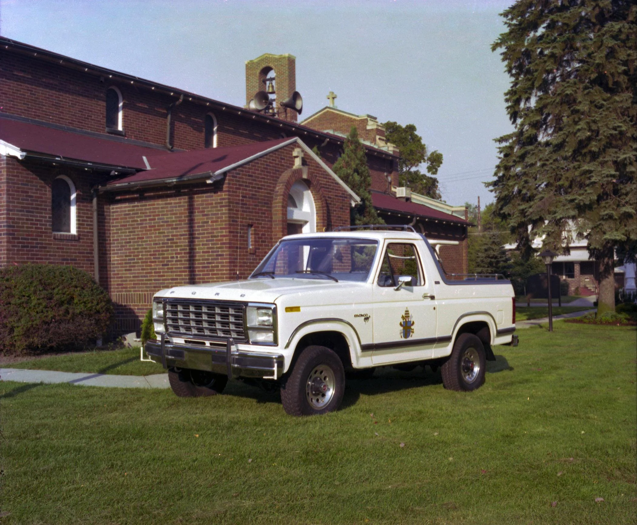 Ford Bronco ✝️ Bronco Pope Francis Center First Edition Revealed and Headed to Charity Auction 1980 custom Ford Bronco_Pope_02_a