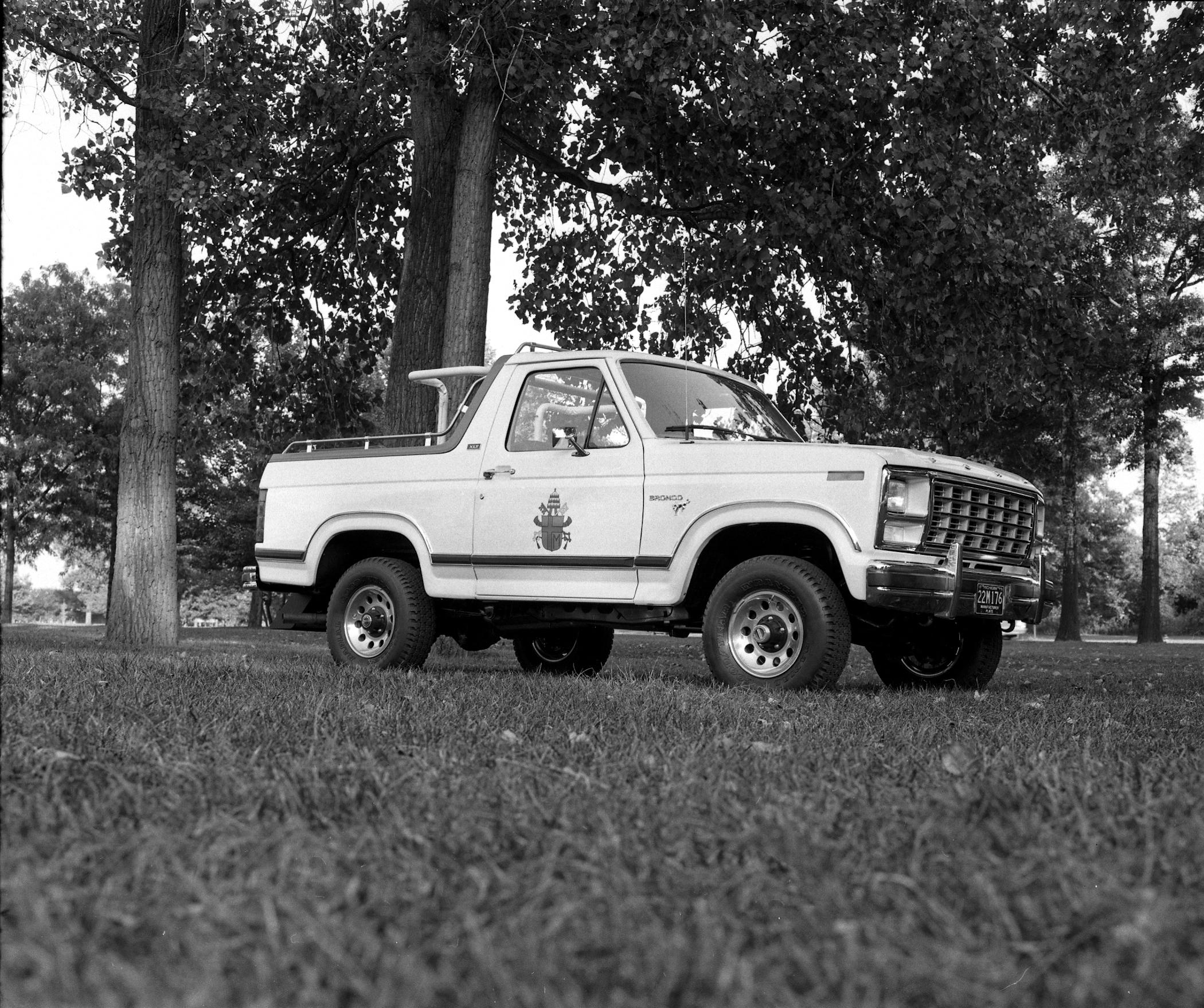 Ford Bronco ✝️ Bronco Pope Francis Center First Edition Revealed and Headed to Charity Auction 1980 custom Ford Bronco_Pope_04