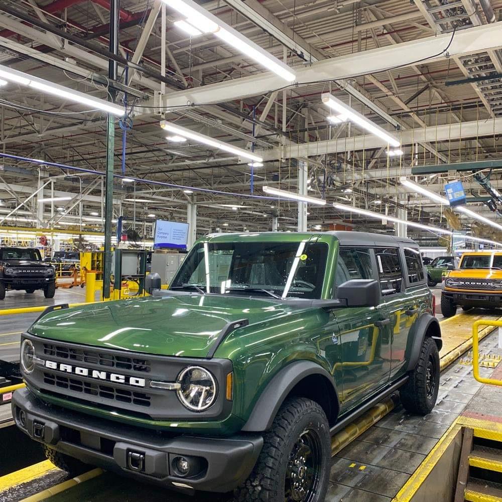 Ford Bronco ERUPTION GREEN Bronco Club 966C3964-0EEF-4A29-B13B-F7BF0124587F