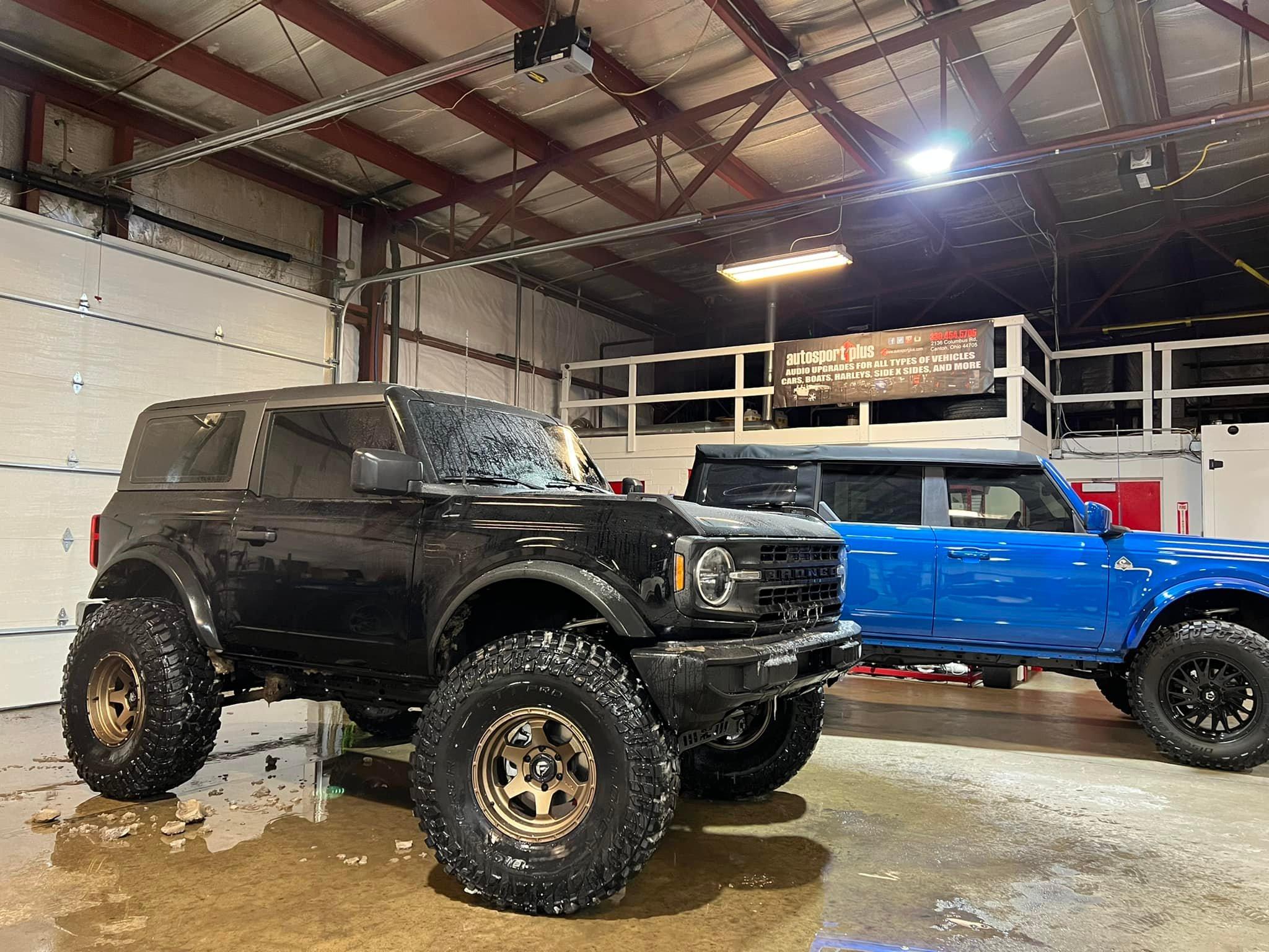 Ford Bronco Bronco 2-Door on 40's and 7" lift 390204_10224309115369456_3619659130769995082_n-