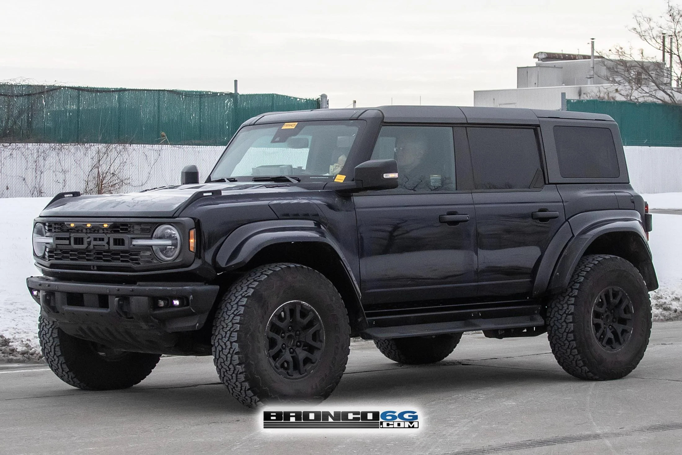 Ford Bronco 📸 Now See 2022 Bronco Raptor in Velocity Blue & Shadow Black With Painted Fender Flares! Shadow Black Bronco Raptor 4
