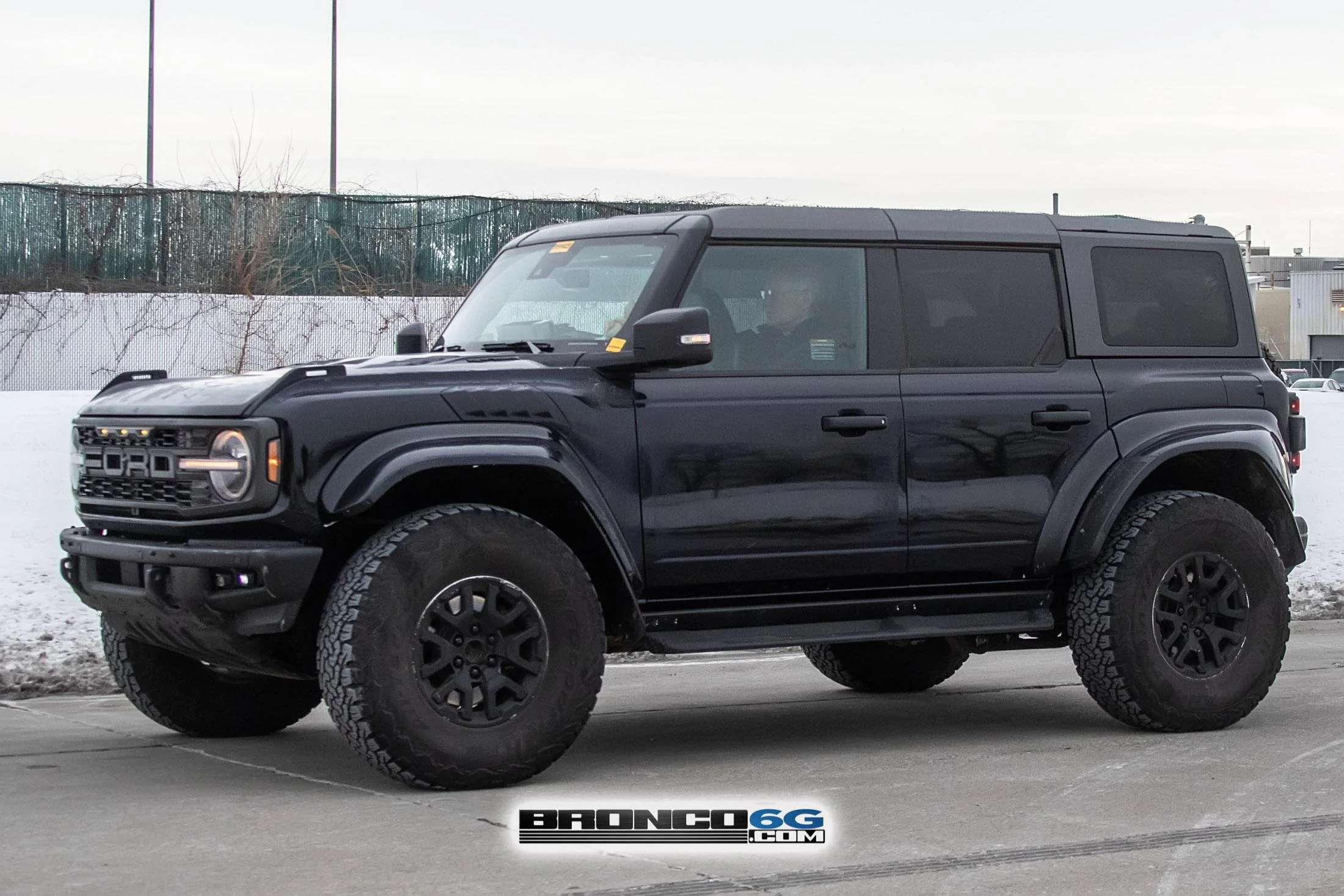 Ford Bronco 📸 Now See 2022 Bronco Raptor in Velocity Blue & Shadow Black With Painted Fender Flares! Shadow Black Bronco Raptor 5