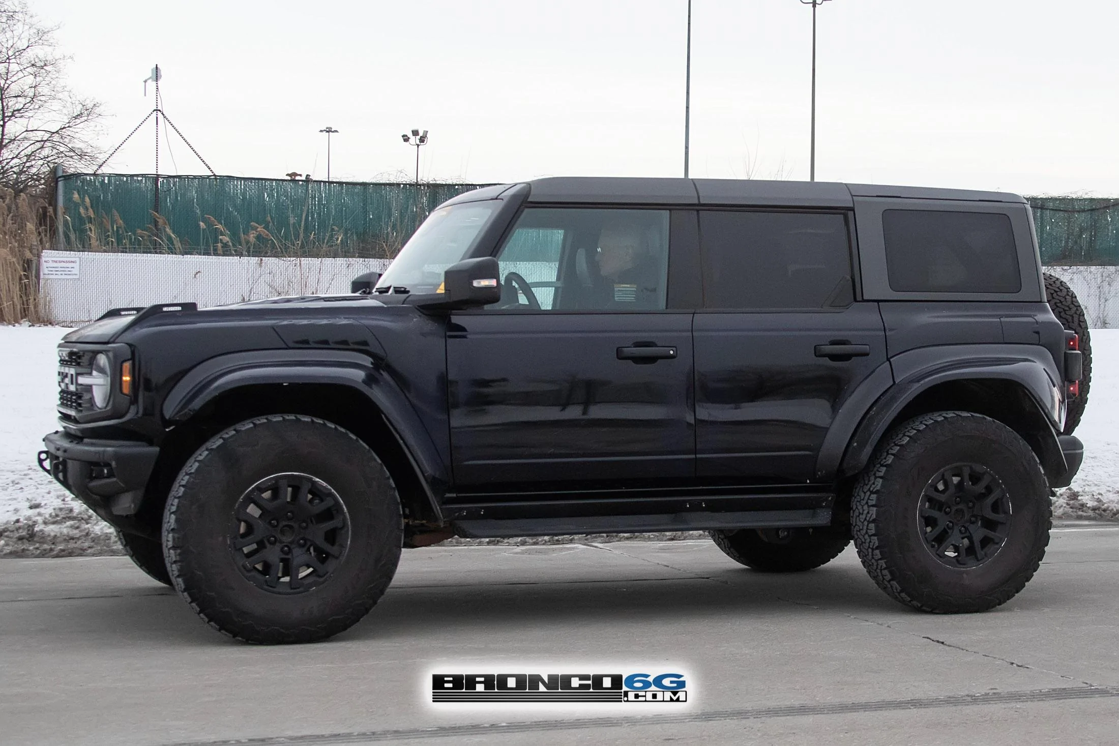 Ford Bronco 📸 Now See 2022 Bronco Raptor in Velocity Blue & Shadow Black With Painted Fender Flares! Shadow Black Bronco Raptor 6