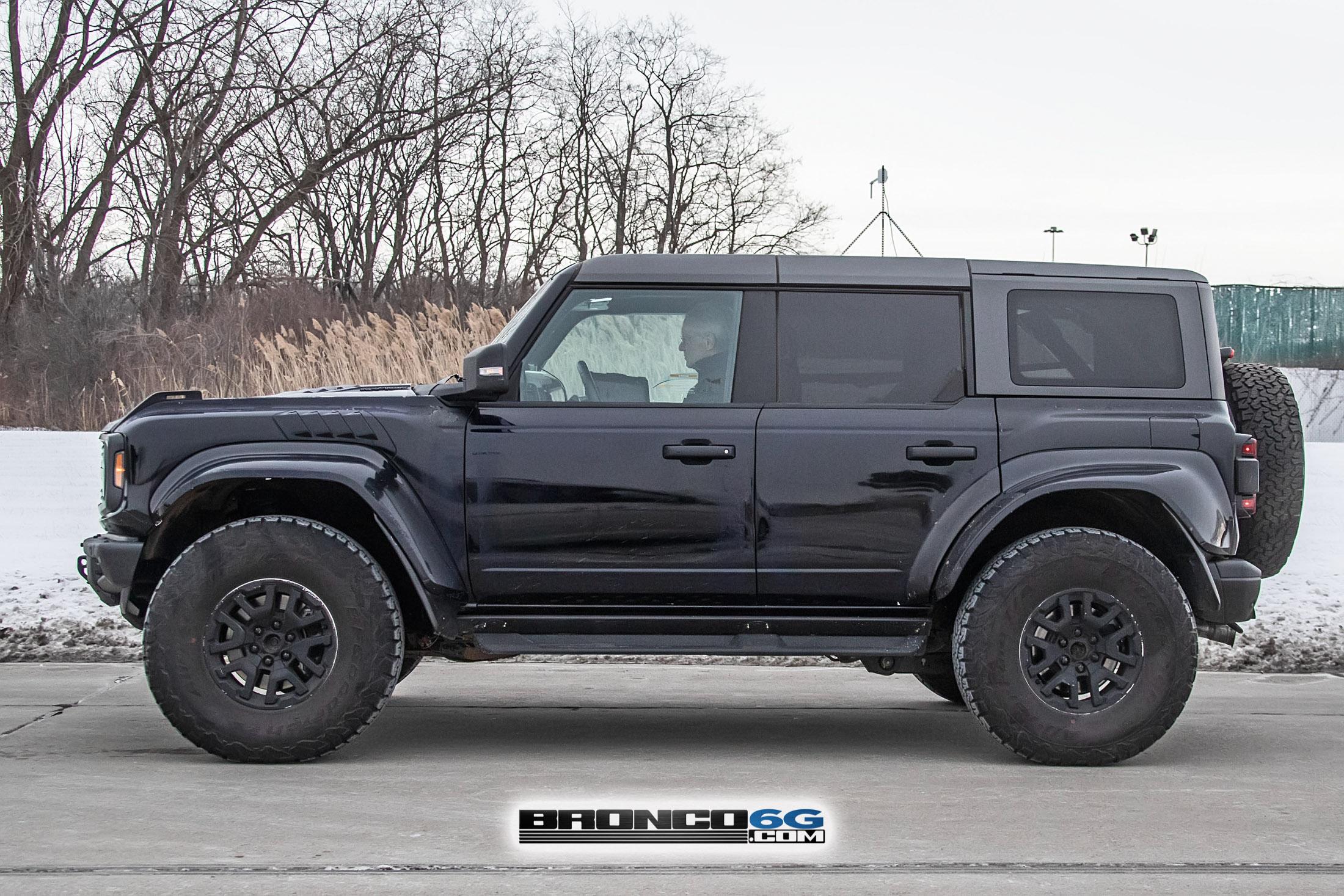Ford Bronco 📸 Now See 2022 Bronco Raptor in Velocity Blue & Shadow Black With Painted Fender Flares! Shadow Black Bronco Raptor 7