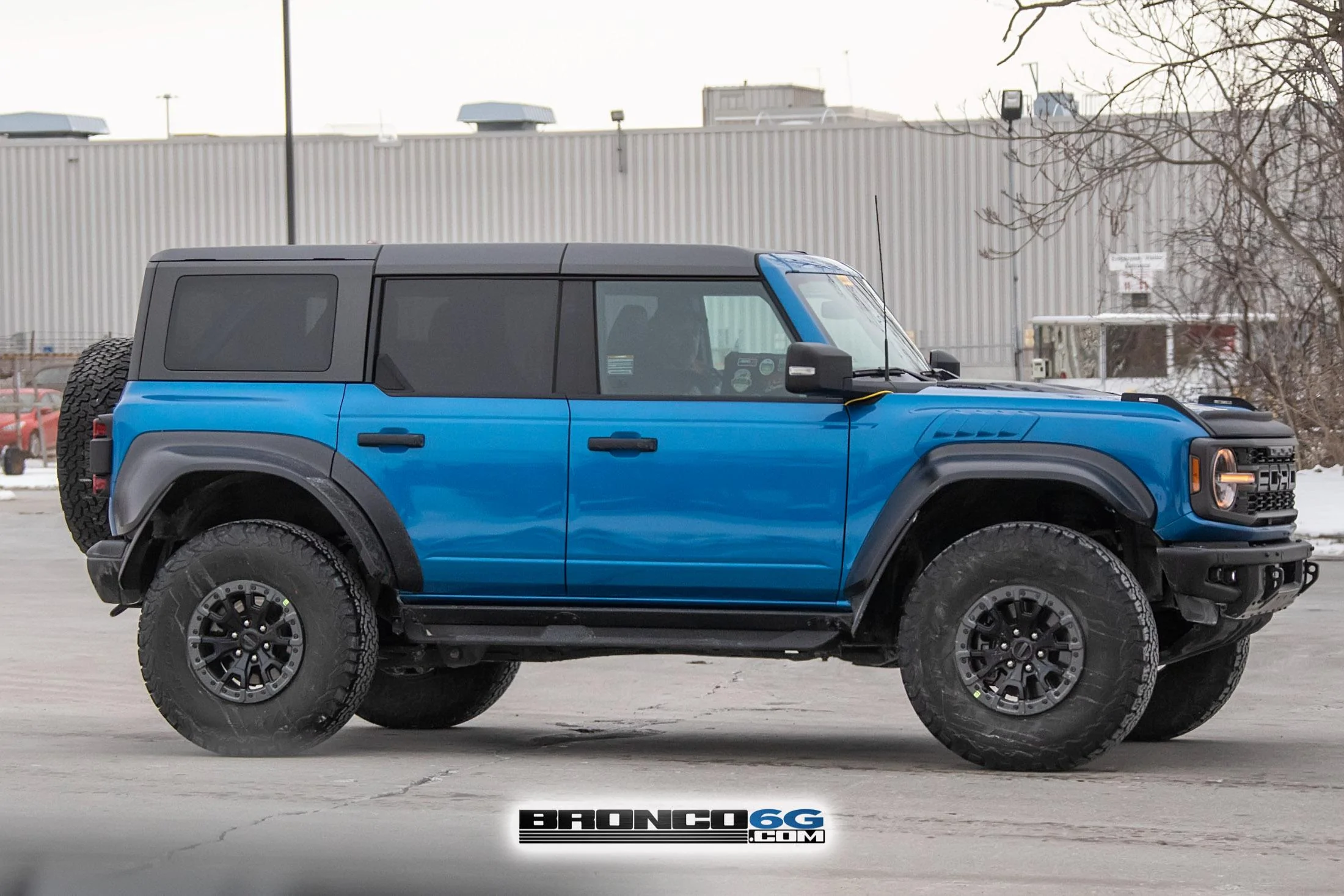 Ford Bronco 📸 Now See 2022 Bronco Raptor in Velocity Blue & Shadow Black With Painted Fender Flares! Velocity Blue Bronco Raptor 13