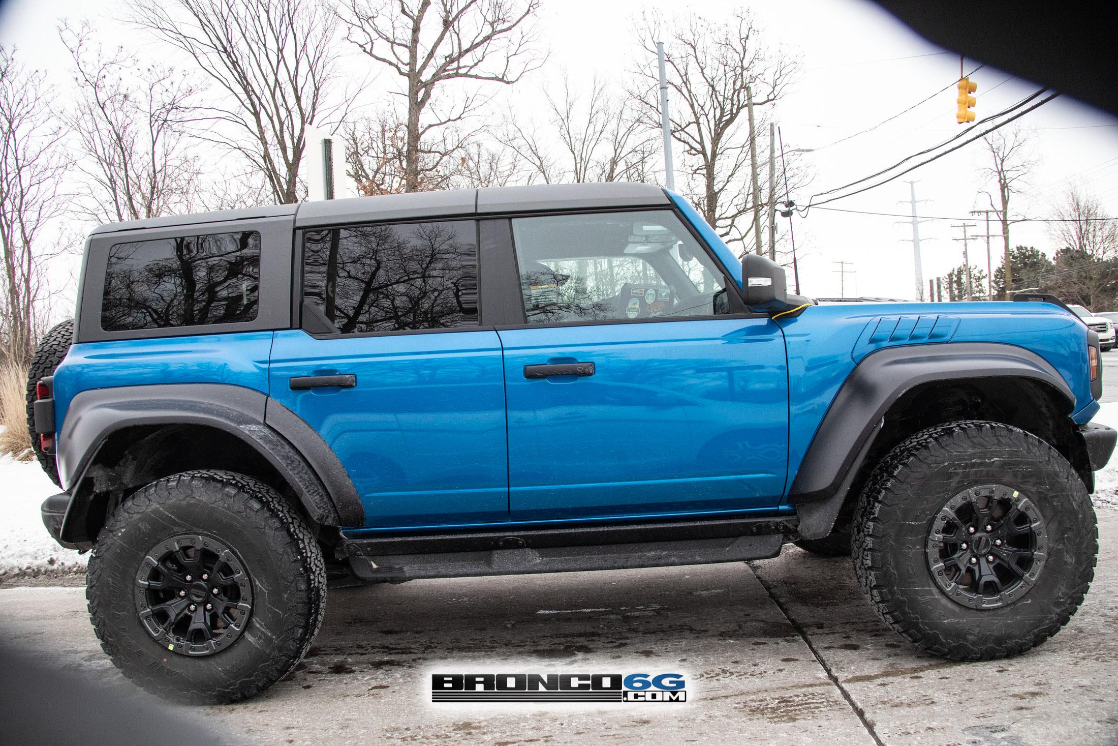 Ford Bronco 📸 Now See 2022 Bronco Raptor in Velocity Blue & Shadow Black With Painted Fender Flares! Velocity Blue Bronco Raptor 15